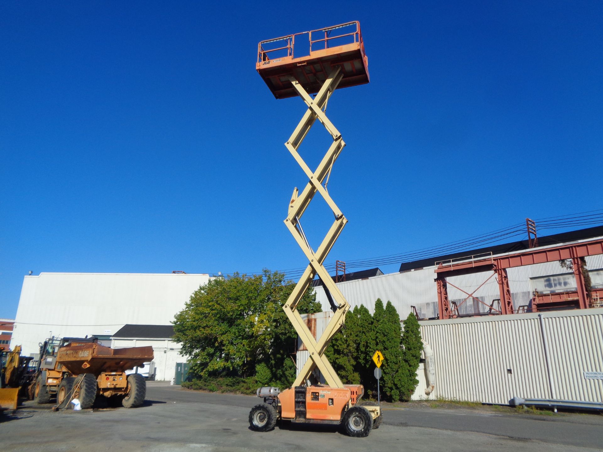 2007 JLG 4394RT 43ft Scissor Lift 4x4 Rough Terrain - Image 4 of 19