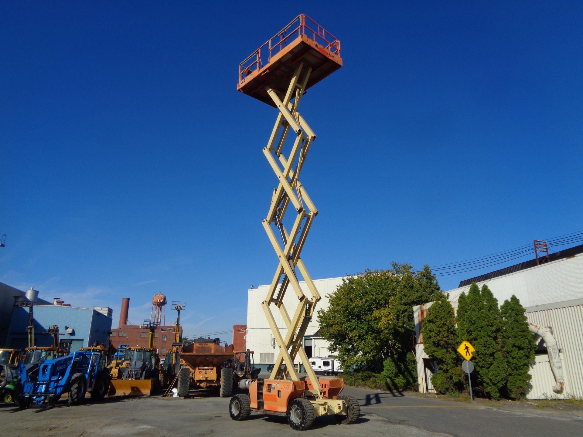 2007 JLG 4394RT 43ft Scissor Lift 4x4 Rough Terrain - Image 2 of 19