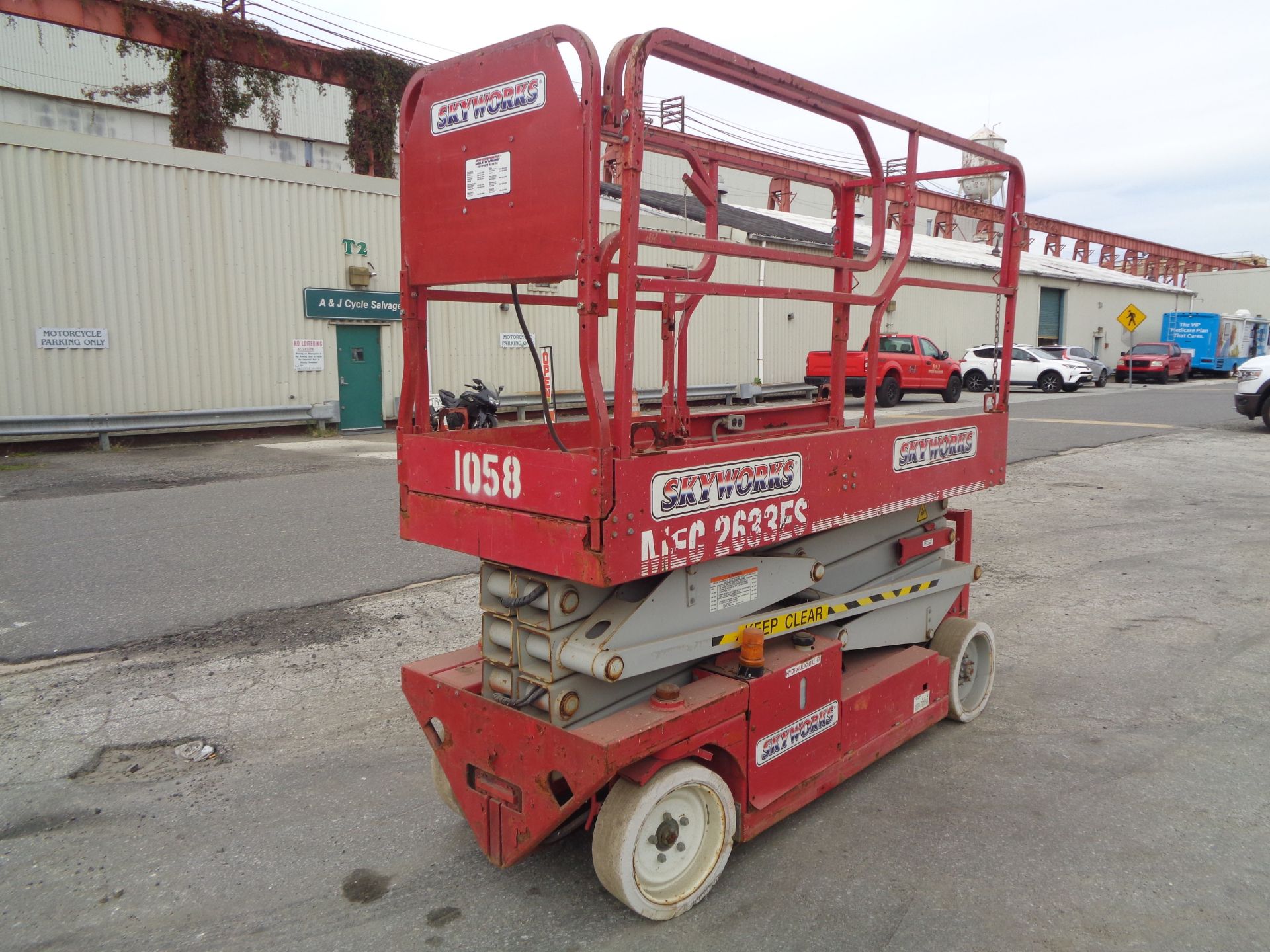 2009 MEC 2633ES Scissor Lift - 26 FT Height - Image 10 of 10