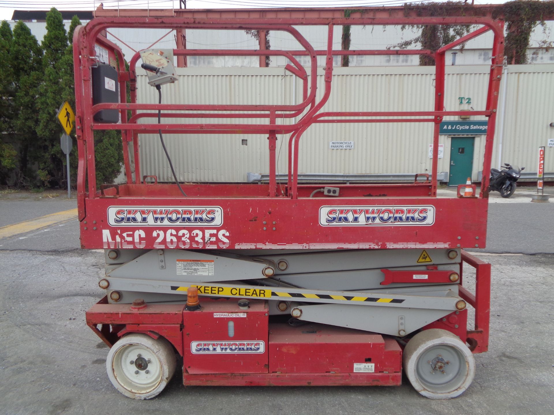 2009 MEC 2633ES Scissor Lift - 26 FT Height