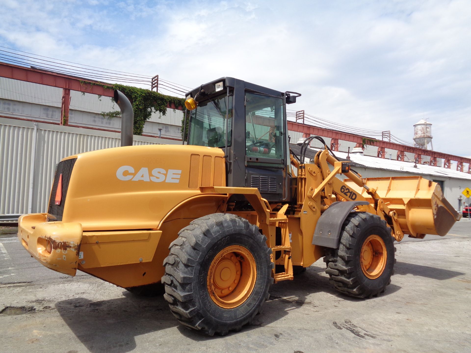 Case 621D Wheel Loader - Image 16 of 17