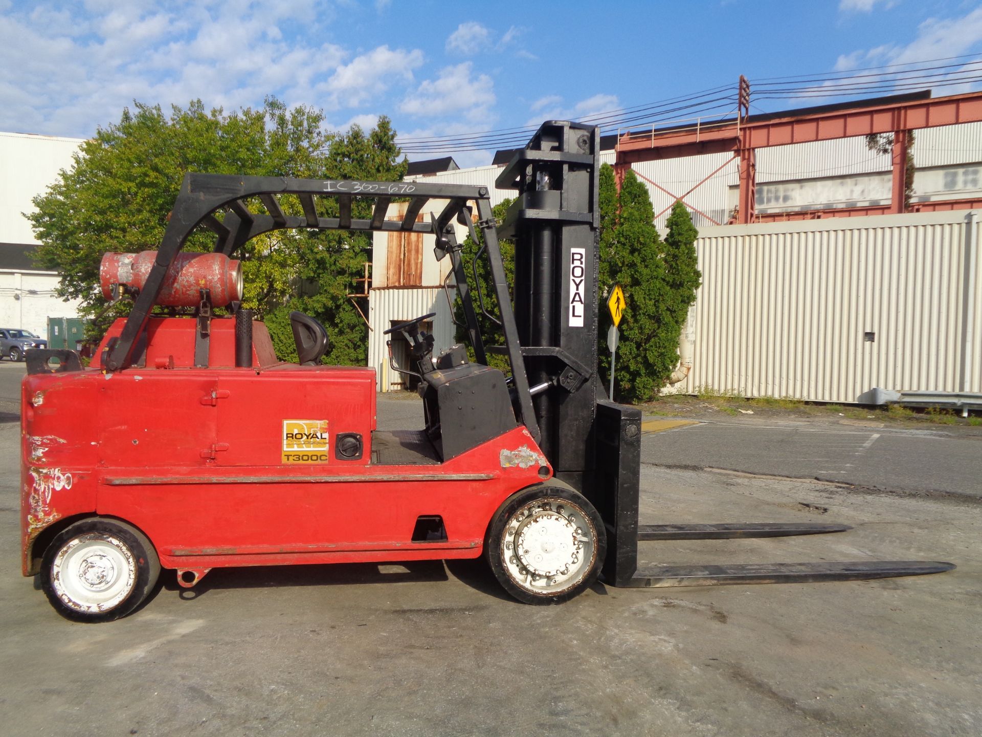 Royal T300C 30,000lbs Forklift - Image 10 of 19