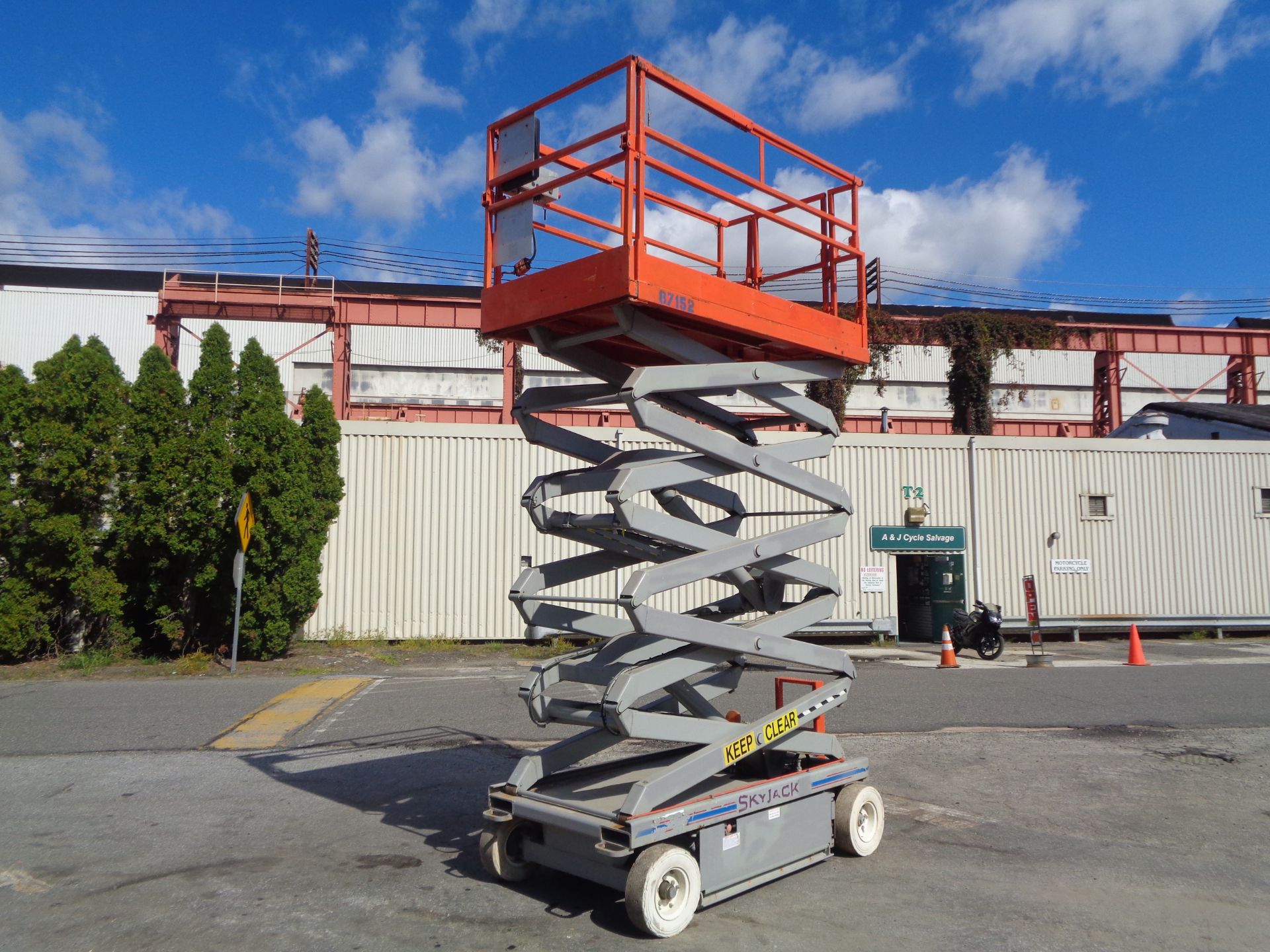 SkyJack SJ4830 30ft Electric Scissor Lift - Image 16 of 28