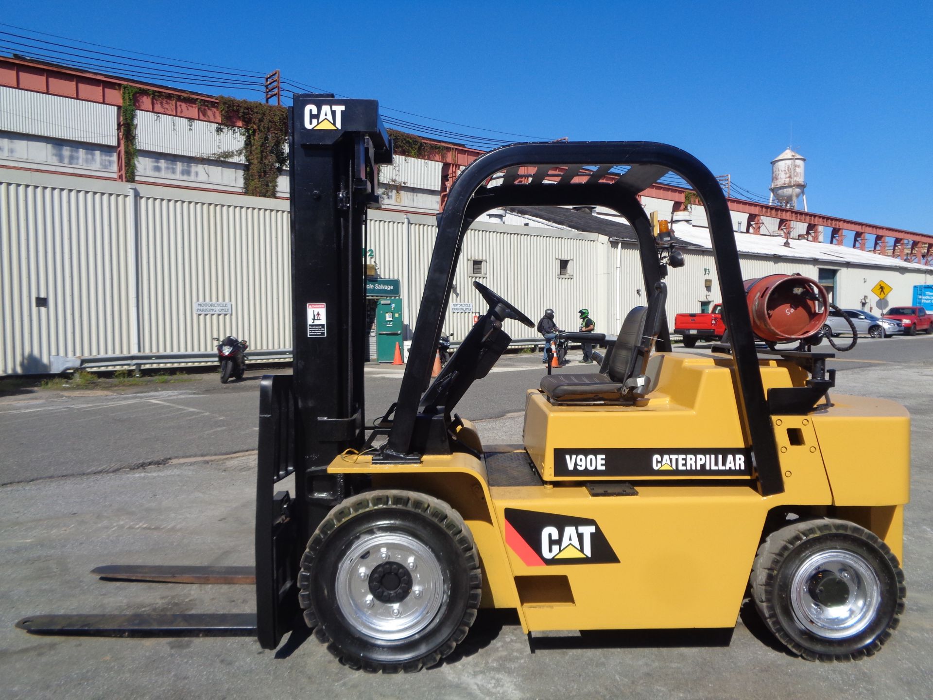 Caterpillar V90E 9,000lbs Forklift