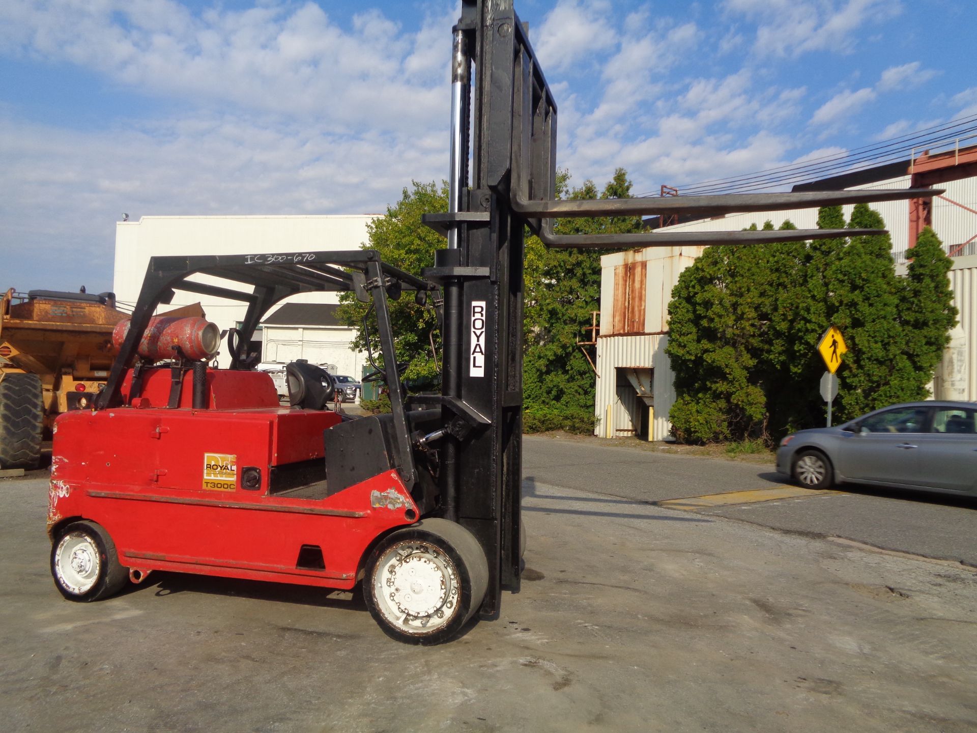 Royal T300C 30,000lbs Forklift - Image 3 of 19