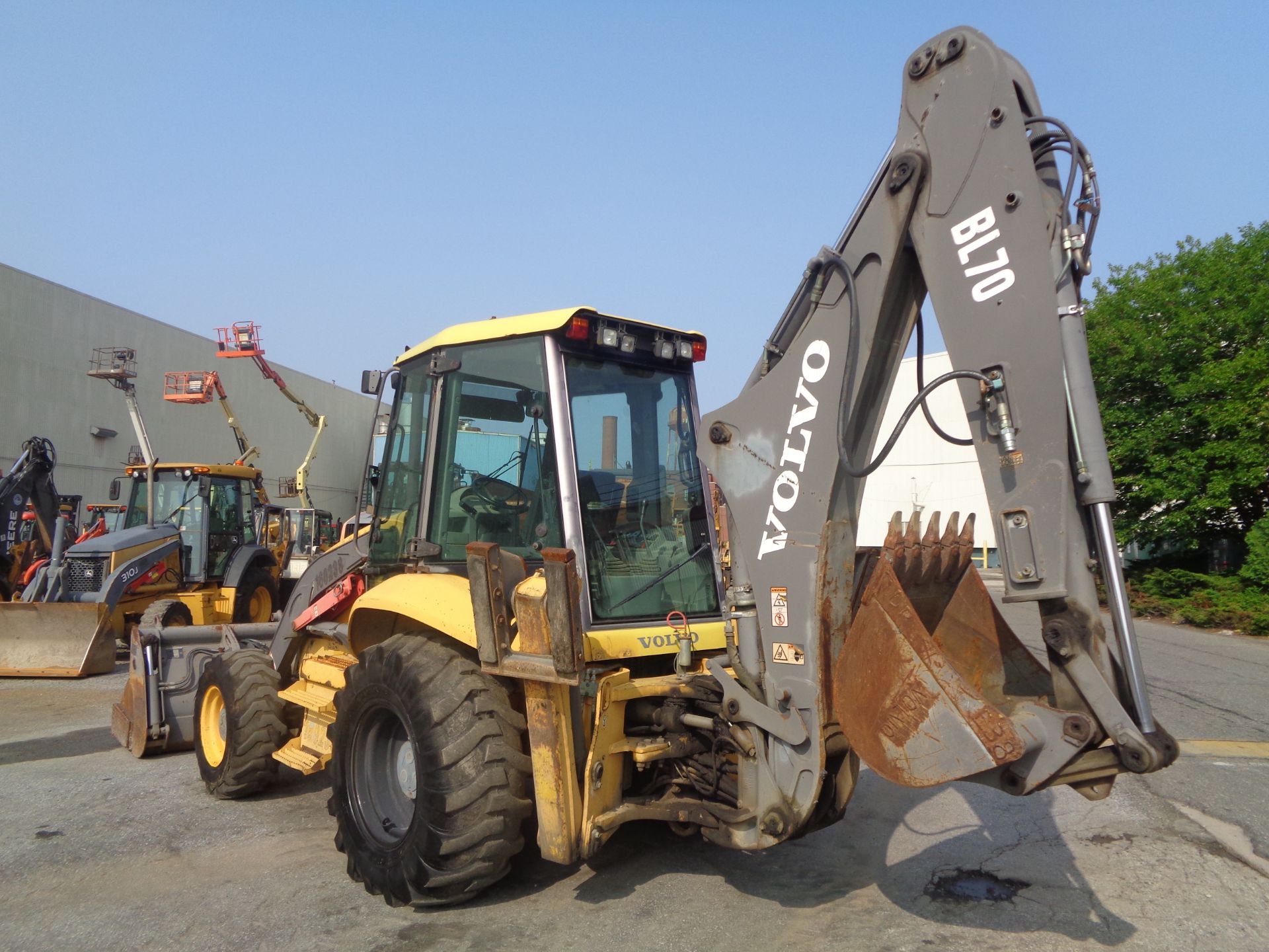 2005 Volvo BL70 Loader Backhoe - Image 10 of 41