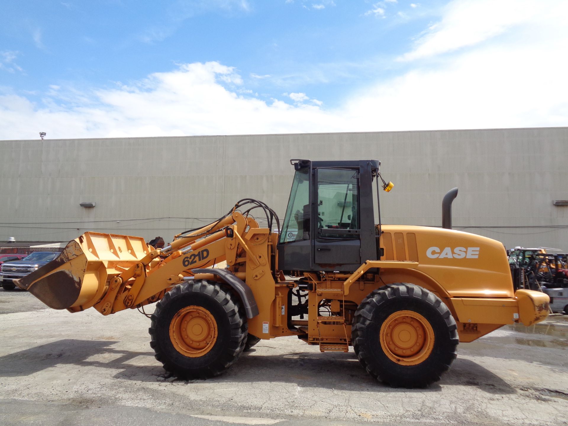 Case 621D Wheel Loader - Image 4 of 17