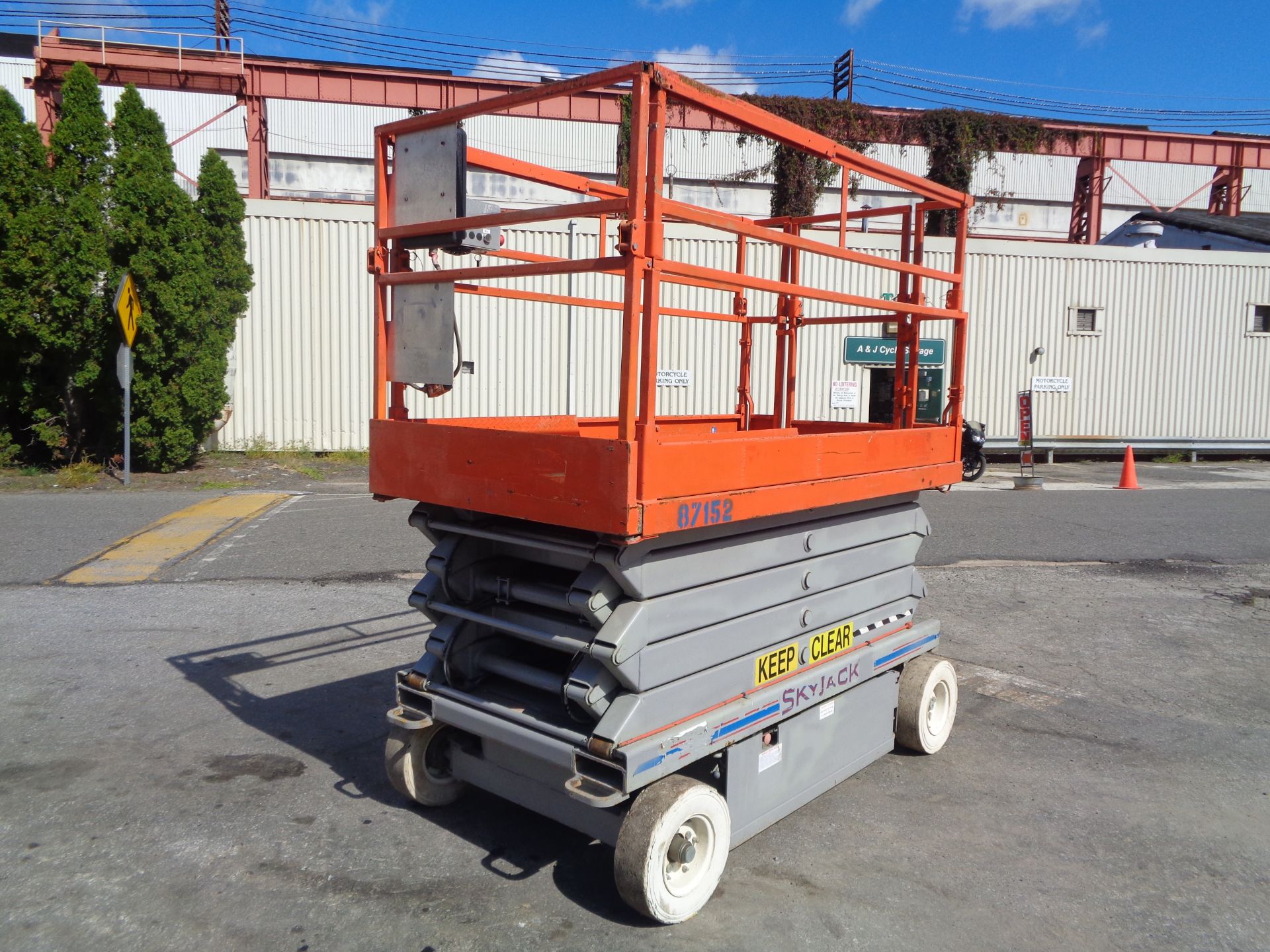 SkyJack SJ4830 30ft Electric Scissor Lift - Image 25 of 28