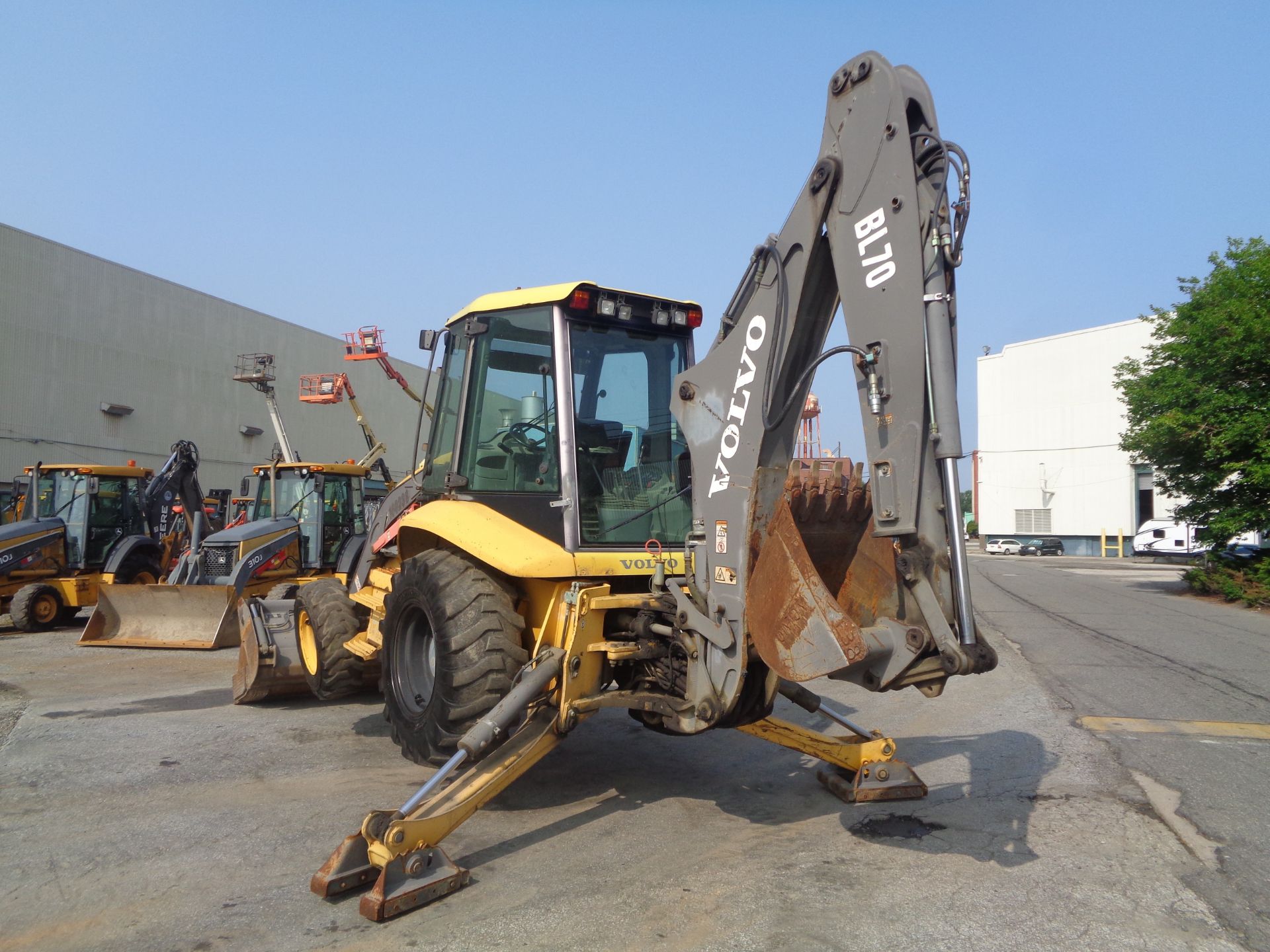 2005 Volvo BL70 Loader Backhoe - Image 4 of 41