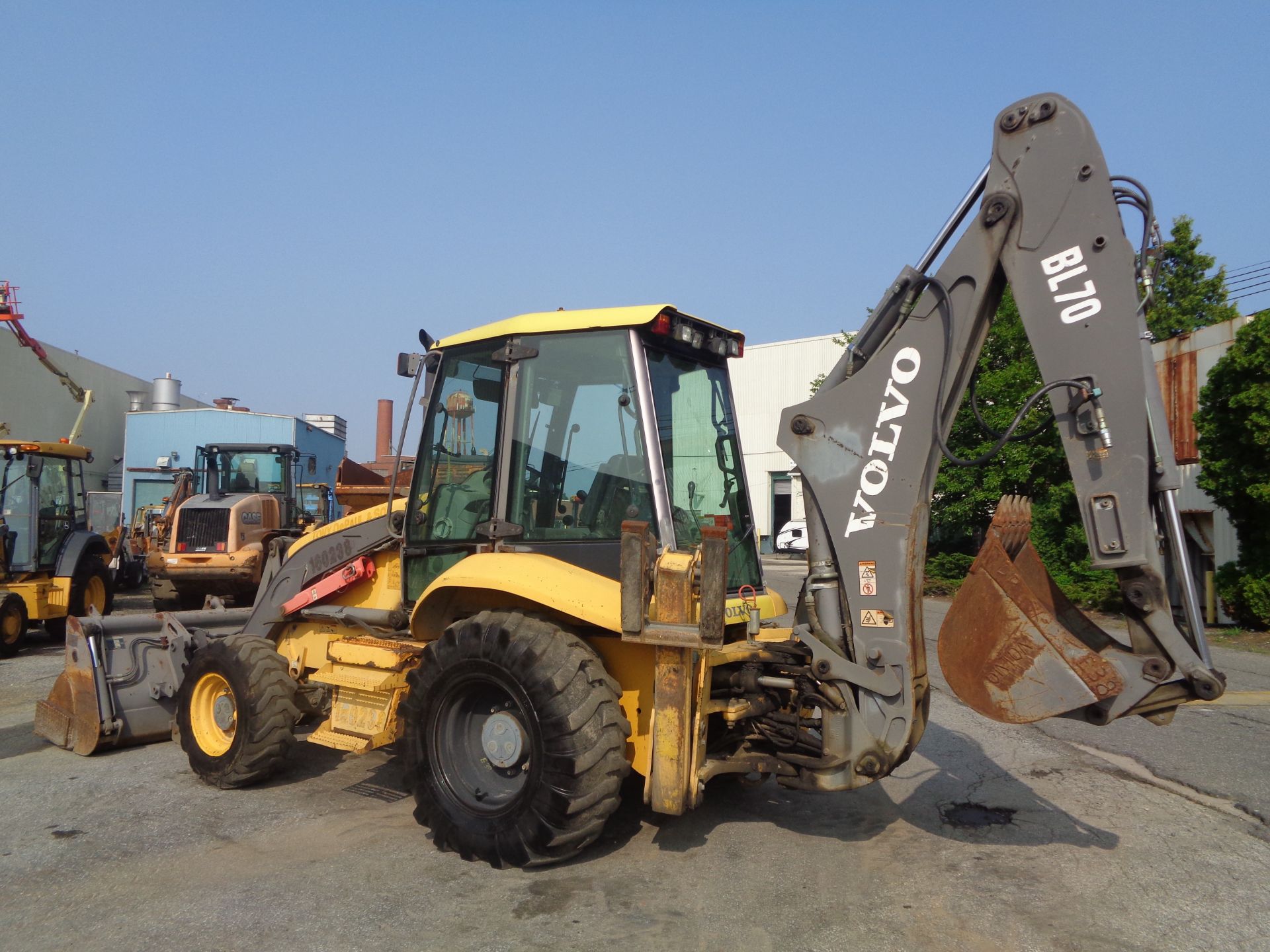 2005 Volvo BL70 Loader Backhoe - Image 11 of 41