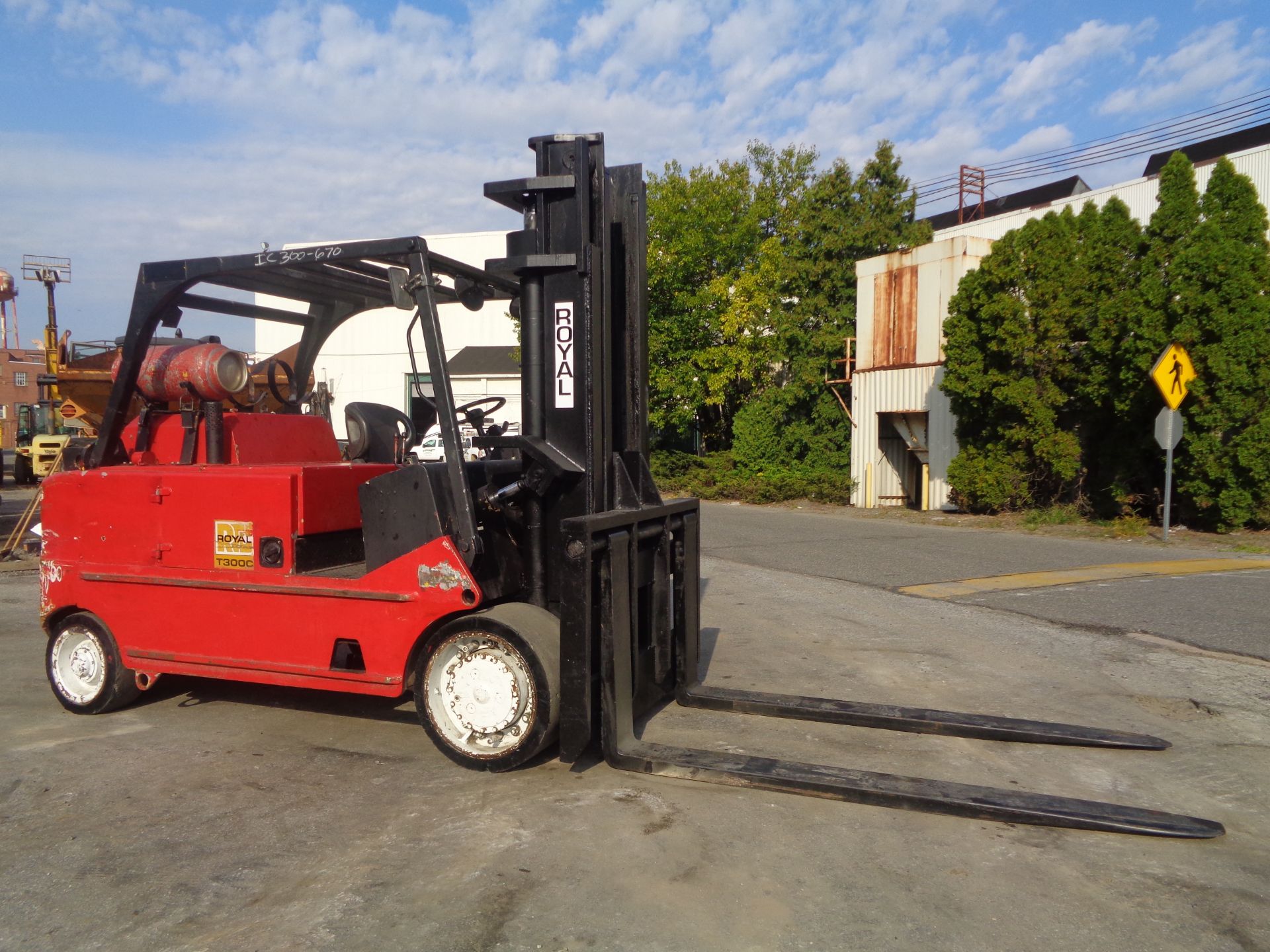 Royal T300C 30,000lbs Forklift - Image 8 of 19