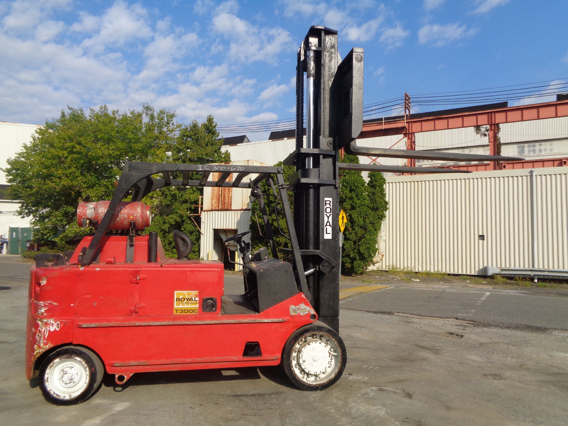 Royal T300C 30,000lbs Forklift - Image 4 of 19