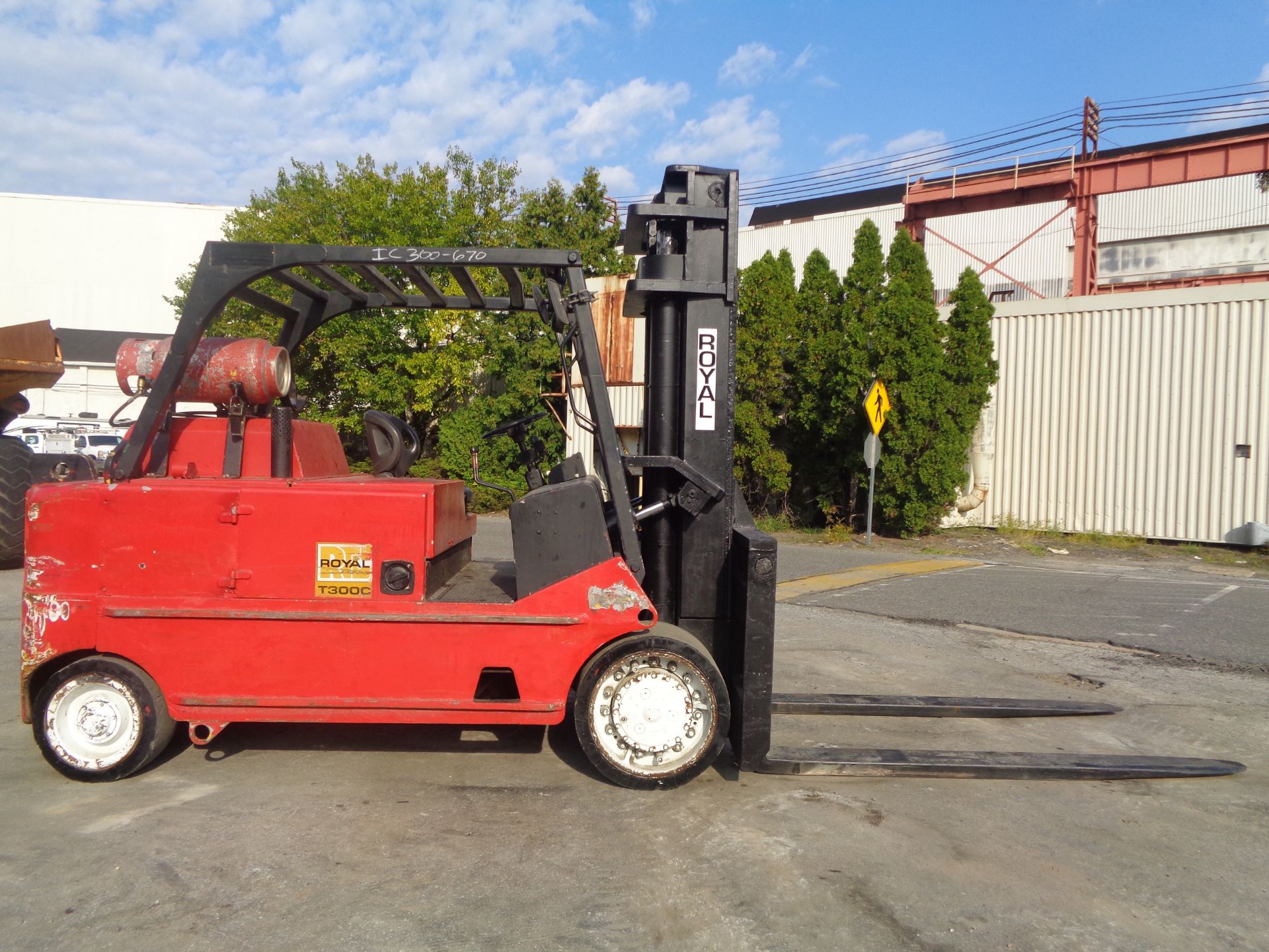 Royal T300C 30,000lbs Forklift - Image 9 of 19