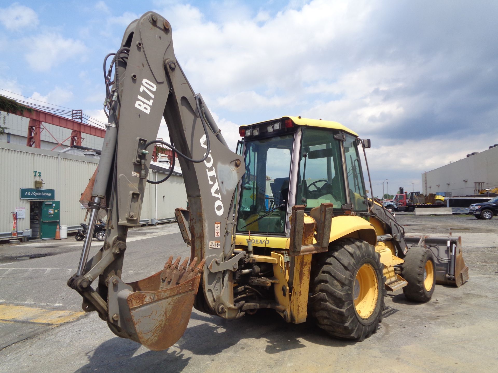 2005 Volvo BL70 Loader Backhoe - Image 38 of 41