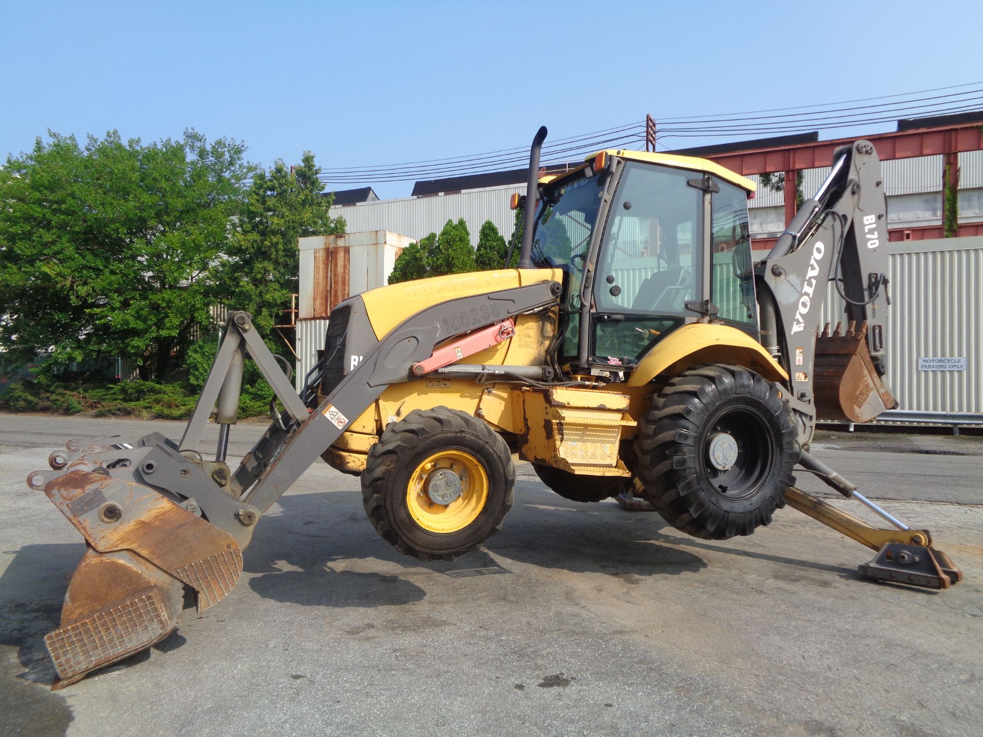 2005 Volvo BL70 Loader Backhoe - Image 8 of 41