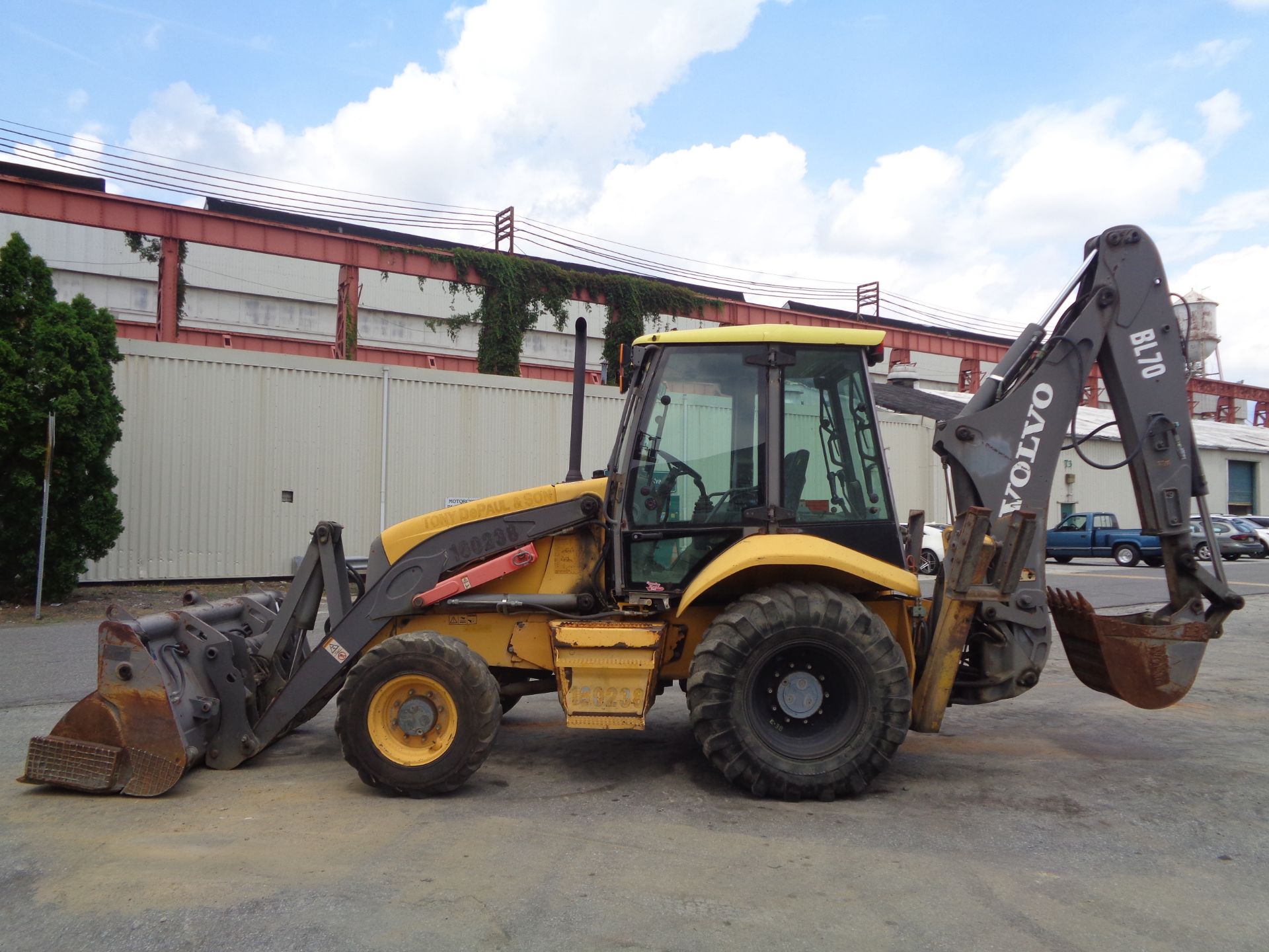 2005 Volvo BL70 Loader Backhoe - Image 3 of 41