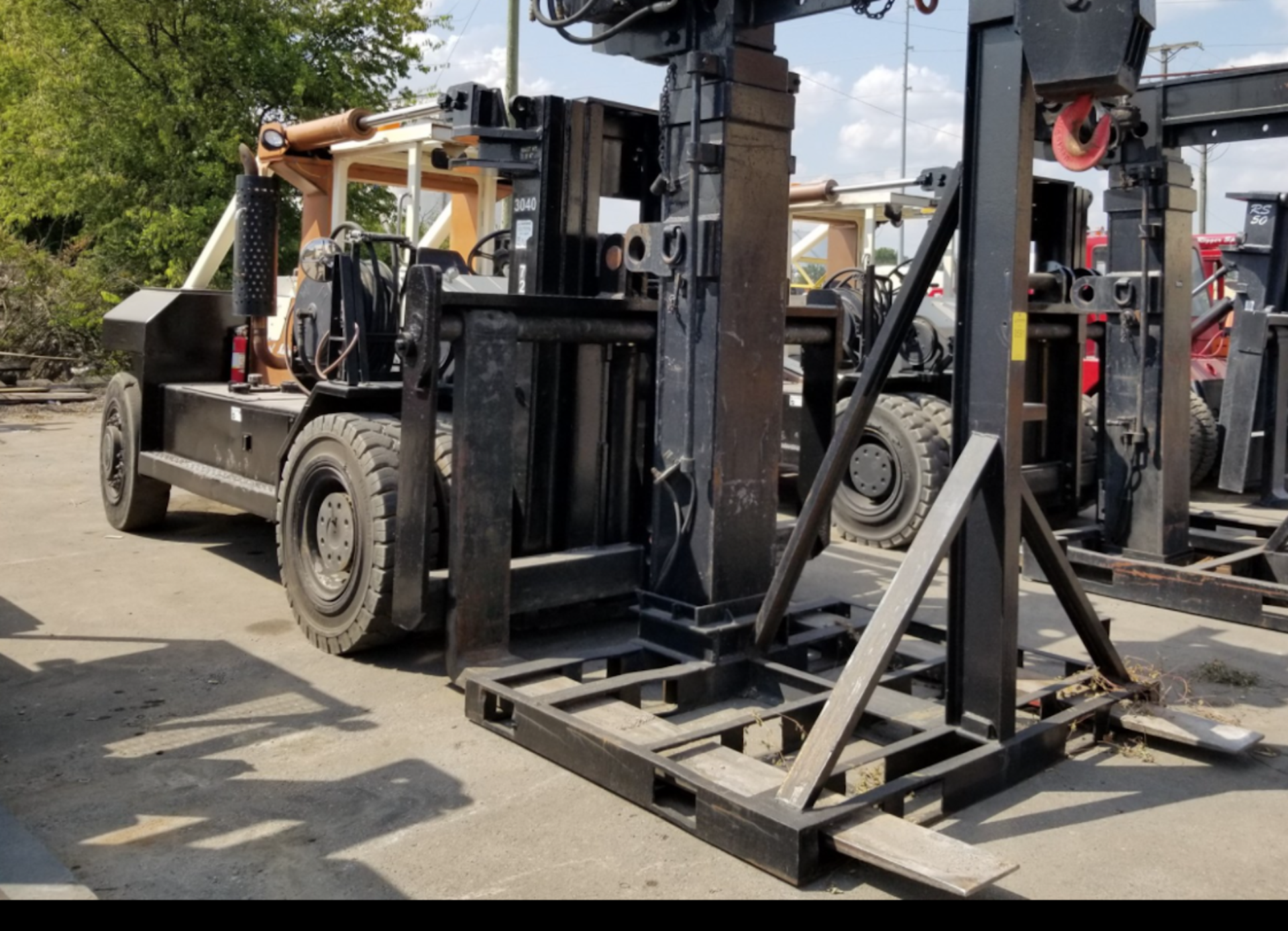 Taylor 30/40 40,000 lbs Forklift - Triple Mast - Image 2 of 3