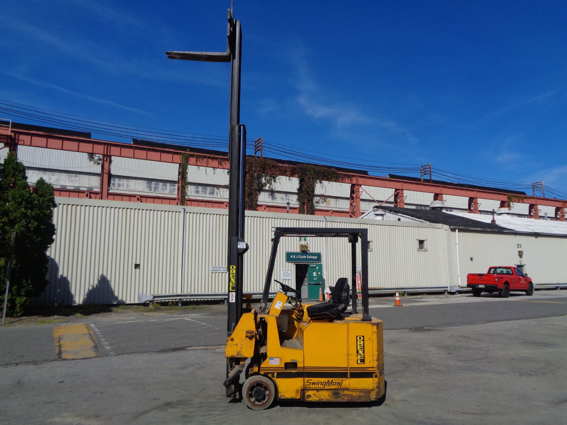 Drexel SLT22 2,200lb Swing Mast Forklift - Image 24 of 27