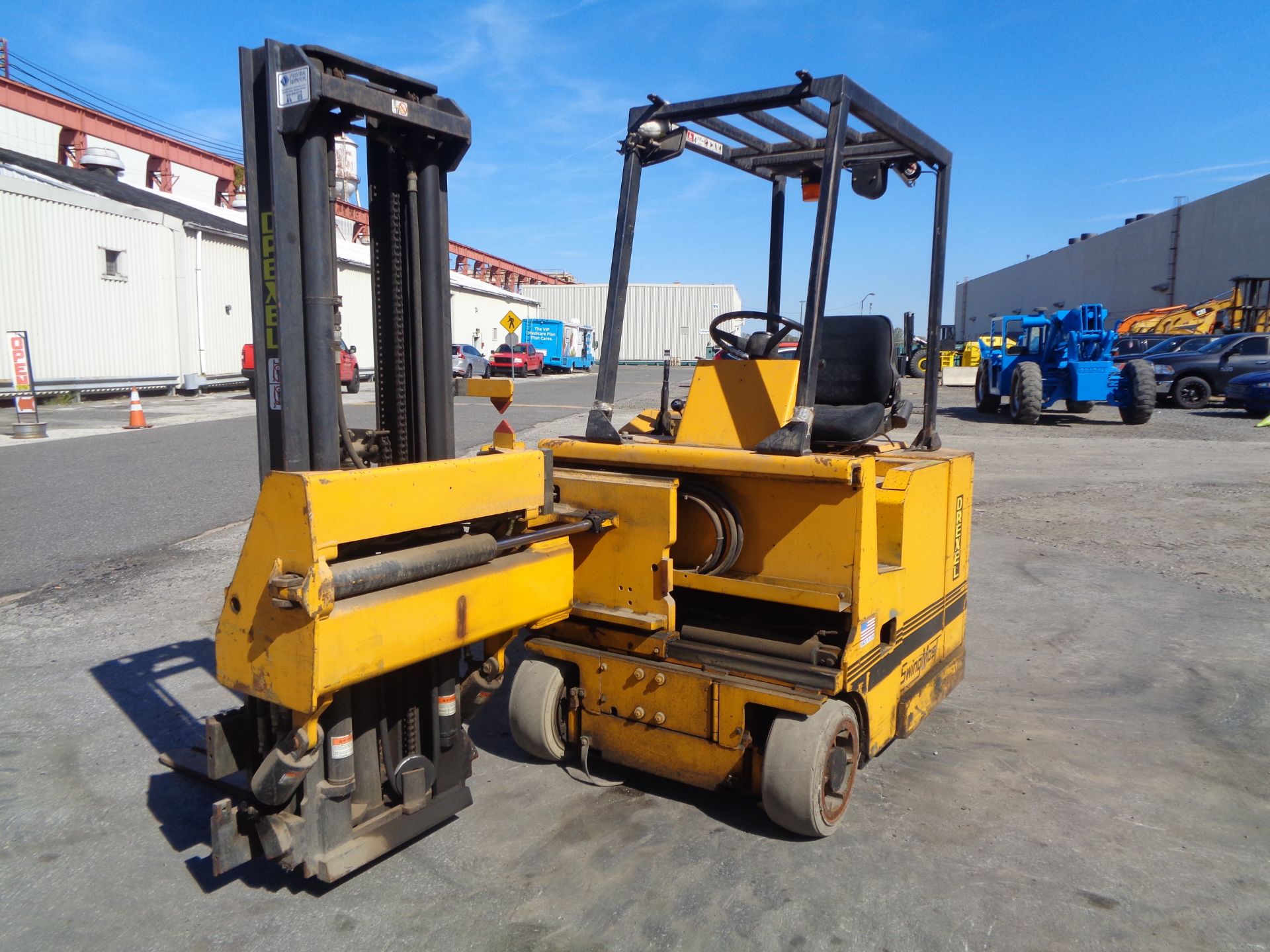 Drexel SLT22 2,200lb Swing Mast Forklift - Image 17 of 27