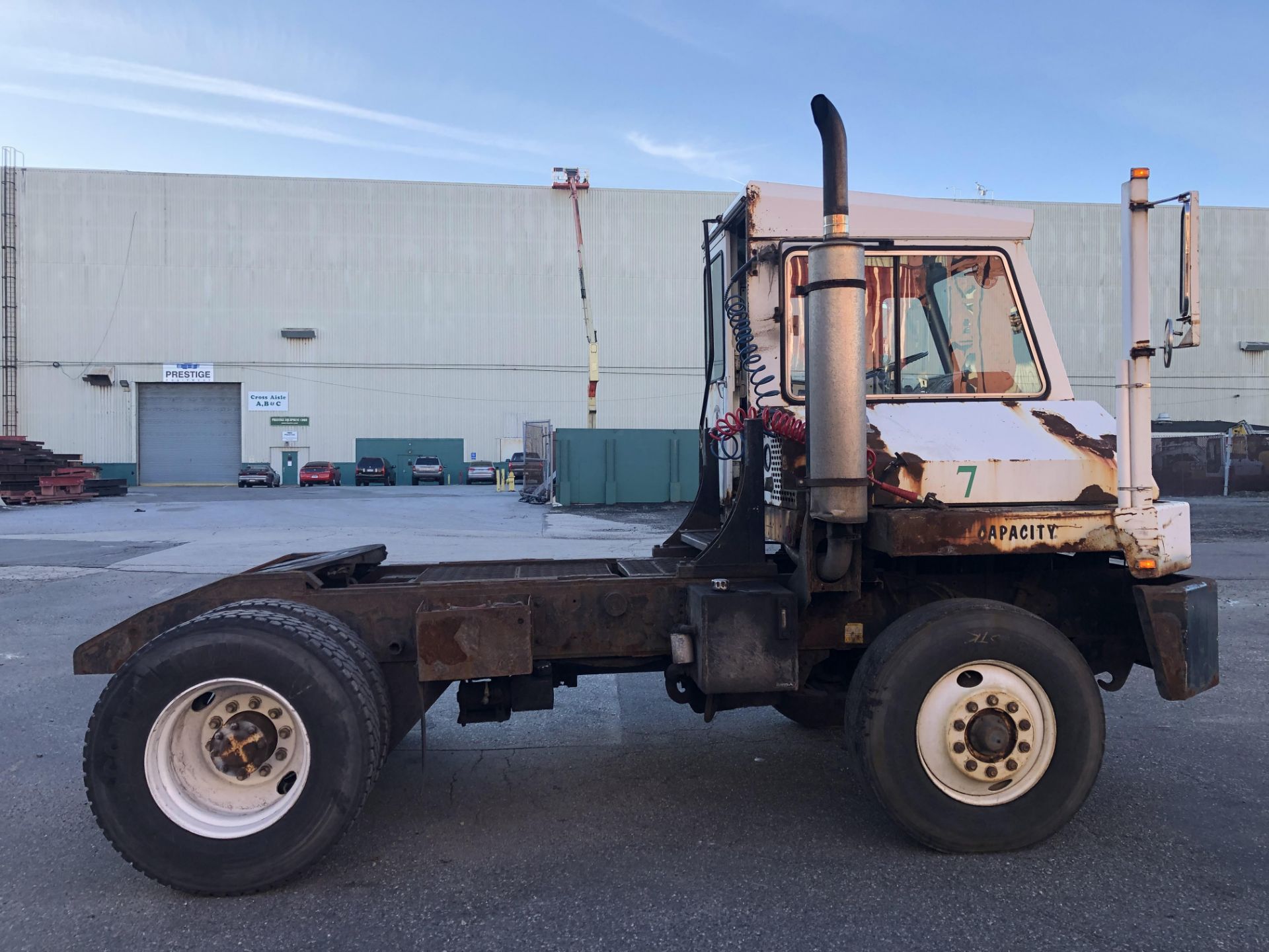 2002 Capacity TJ5000 Yard Jockey Truck Tractor - Image 8 of 9