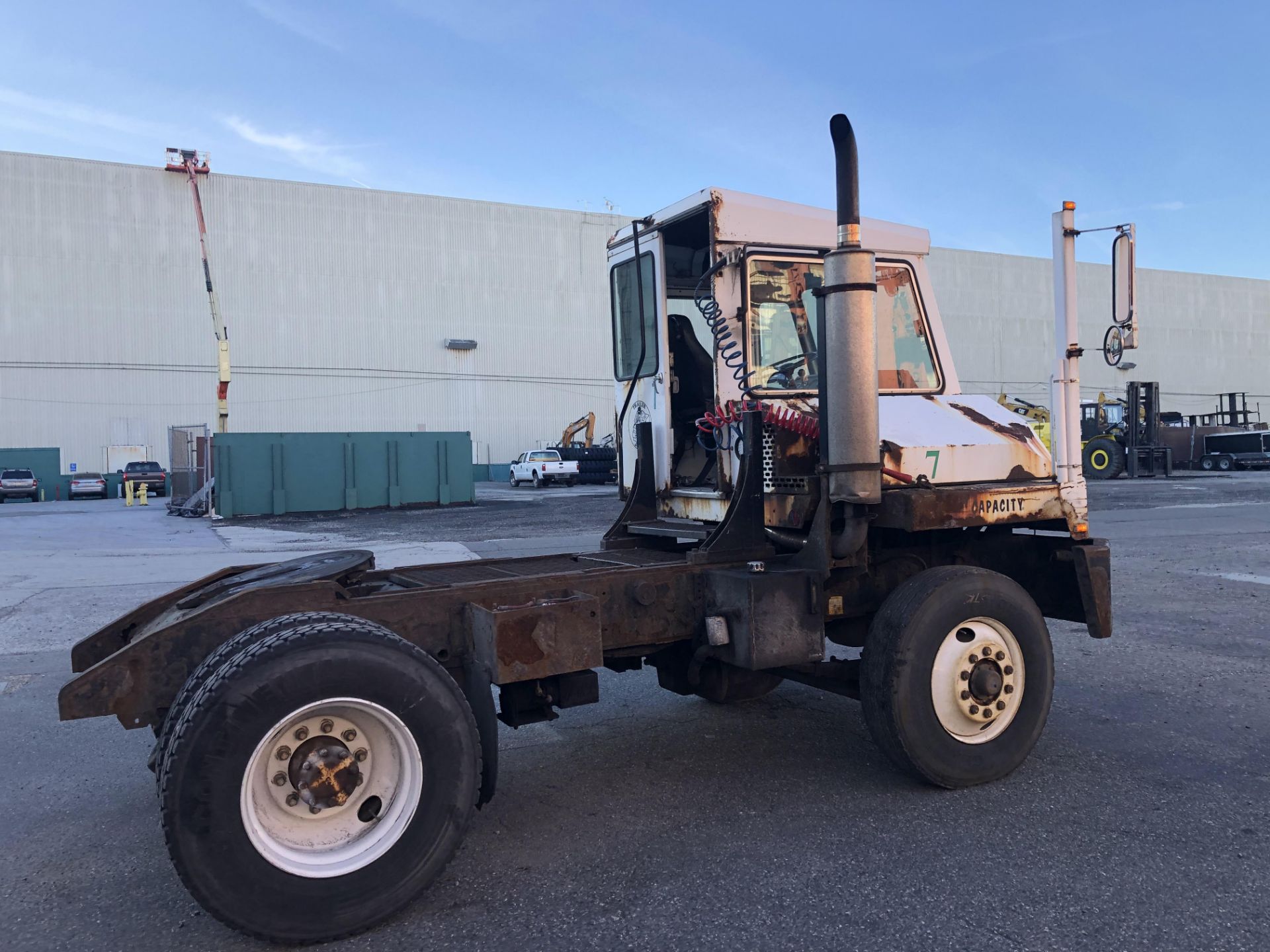 2002 Capacity TJ5000 Yard Jockey Truck Tractor - Image 6 of 9