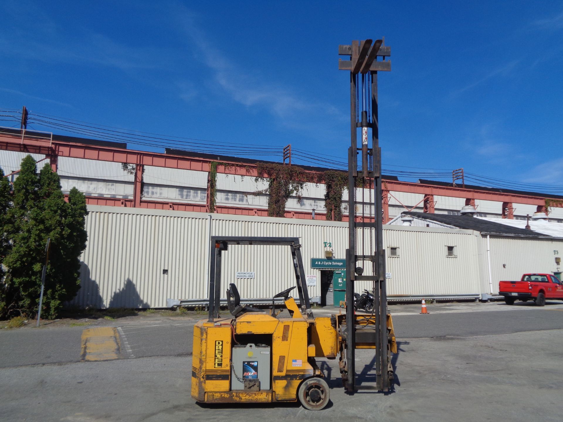 Drexel SLT22 2,200lb Swing Mast Forklift - Image 9 of 27