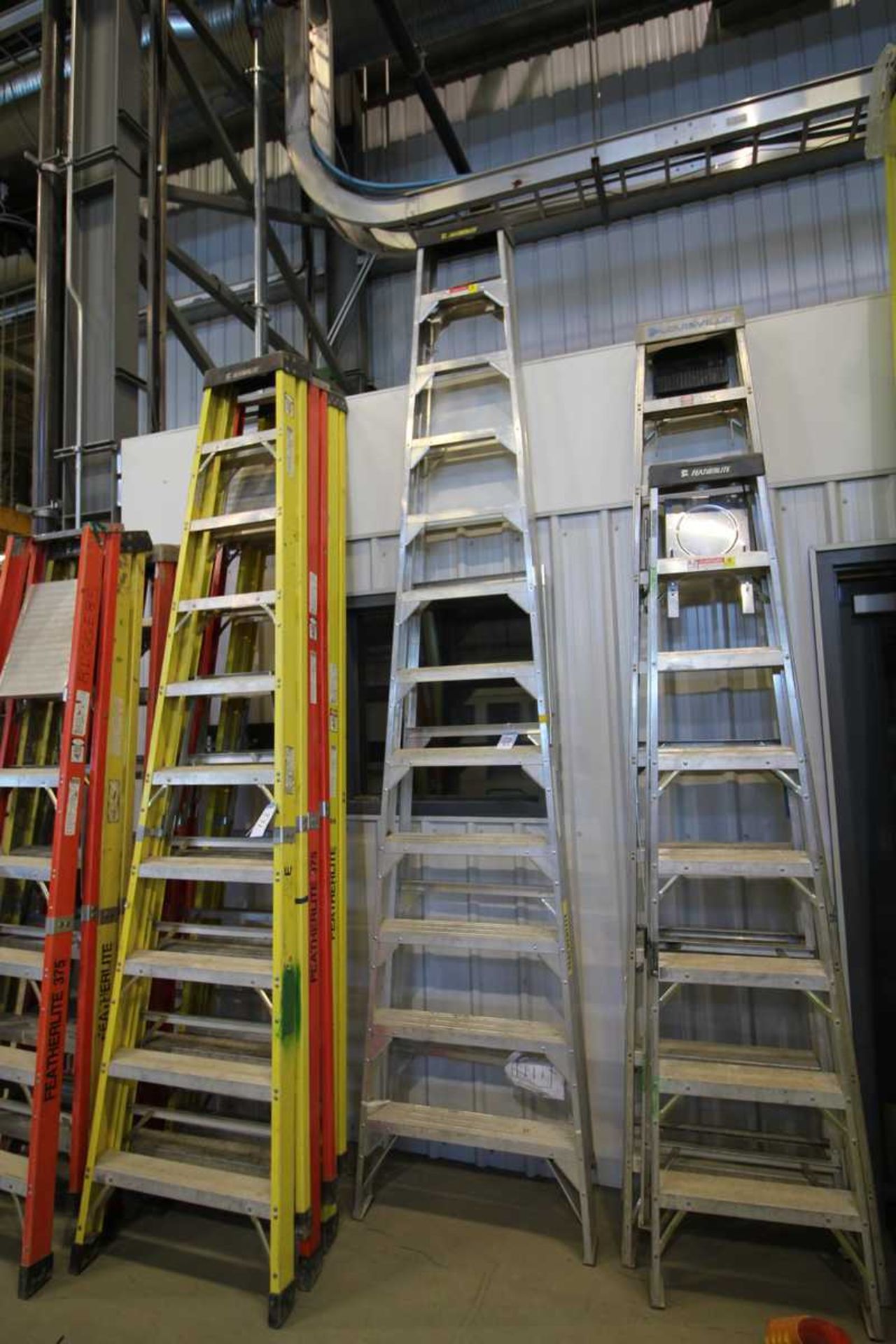 1 - 12F ALUMINUM STEPLADDER