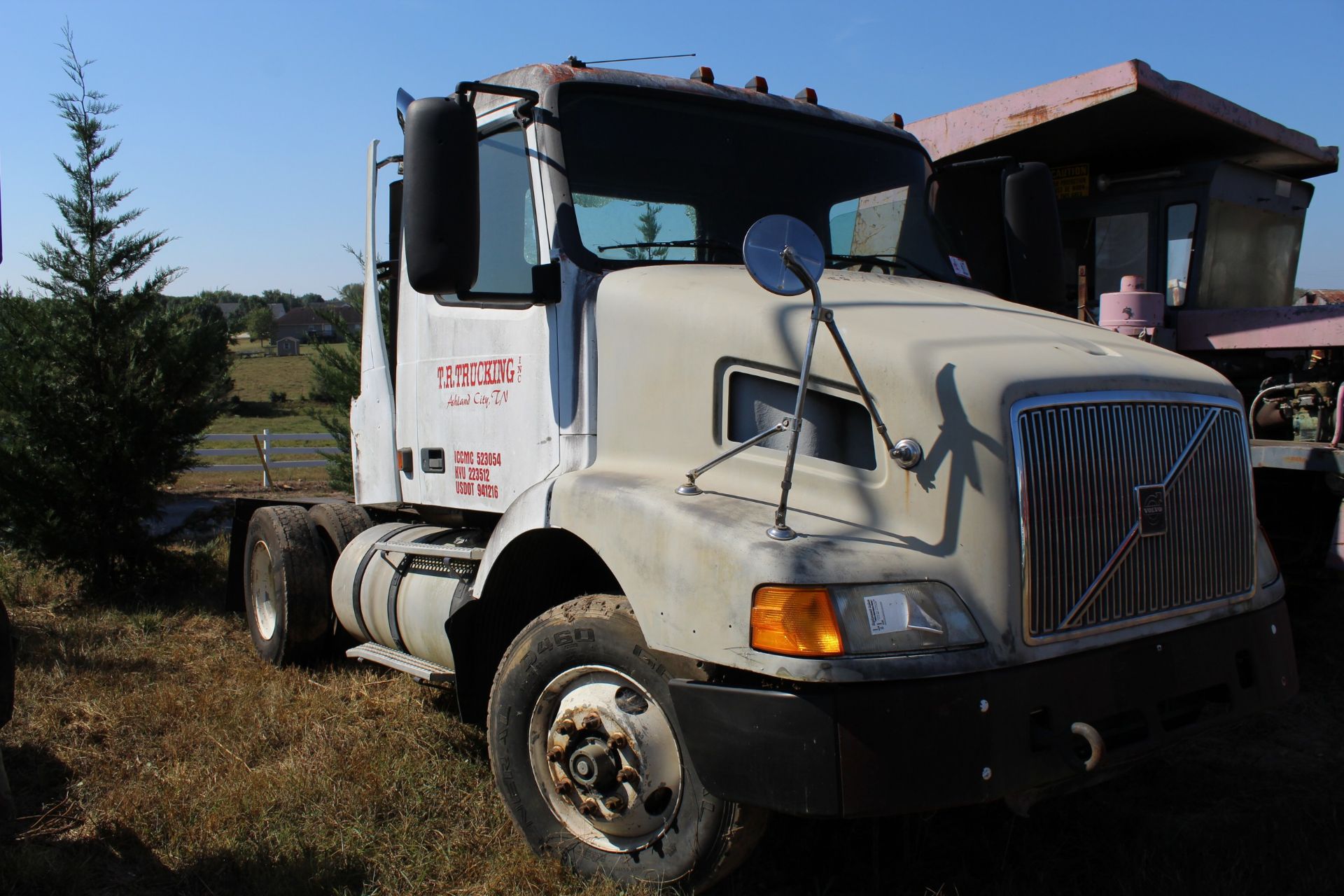 1999 Volvo Day Cab Road Tractor Single Axle, Cummins M14 w/ Fuller RT-14609A Trans., Salvage - Image 2 of 2