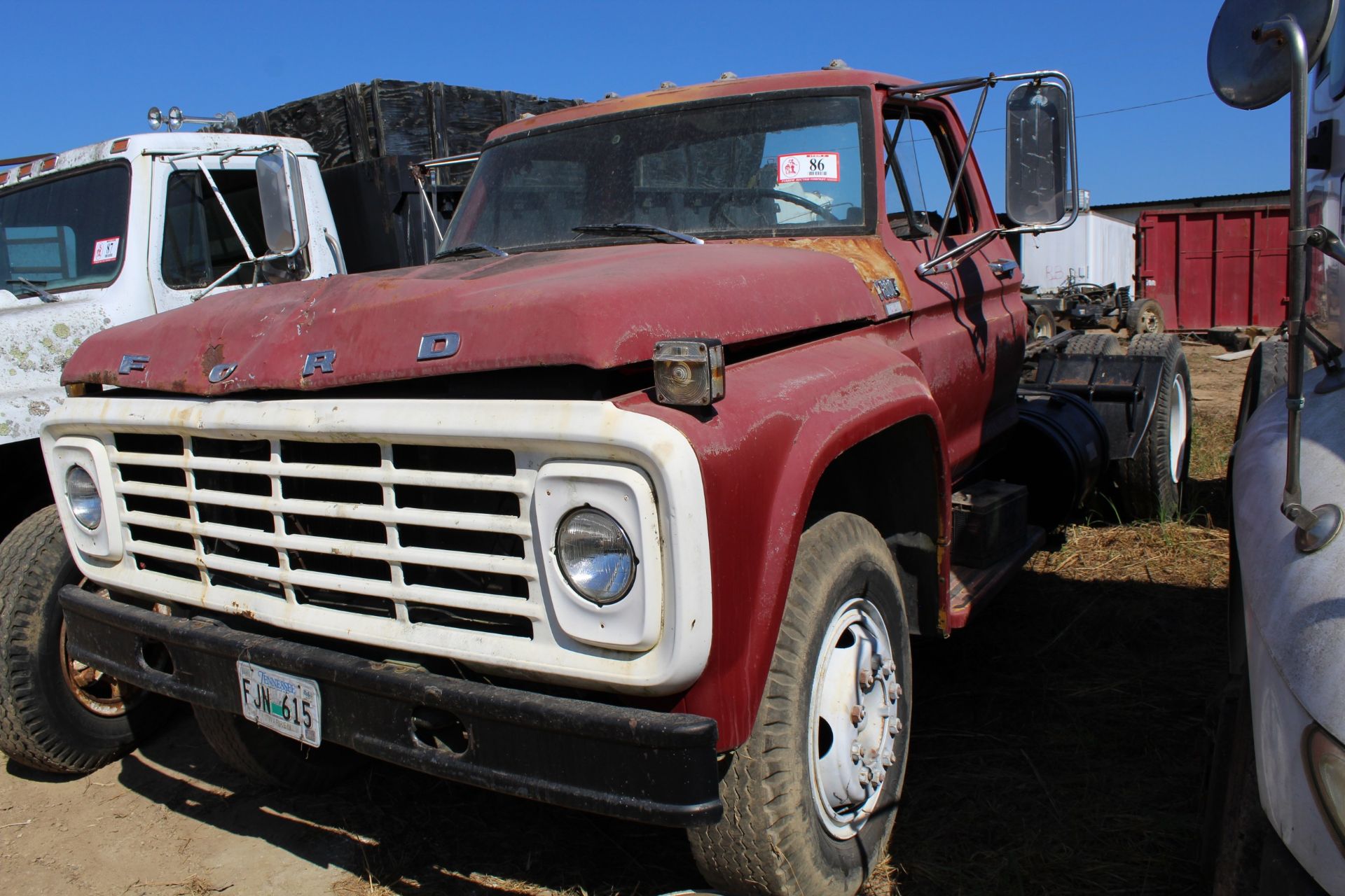 Ford F800 W/ 370 V-8, 4 x 2 Speed w/ Fifth Wheel - Parts Truck