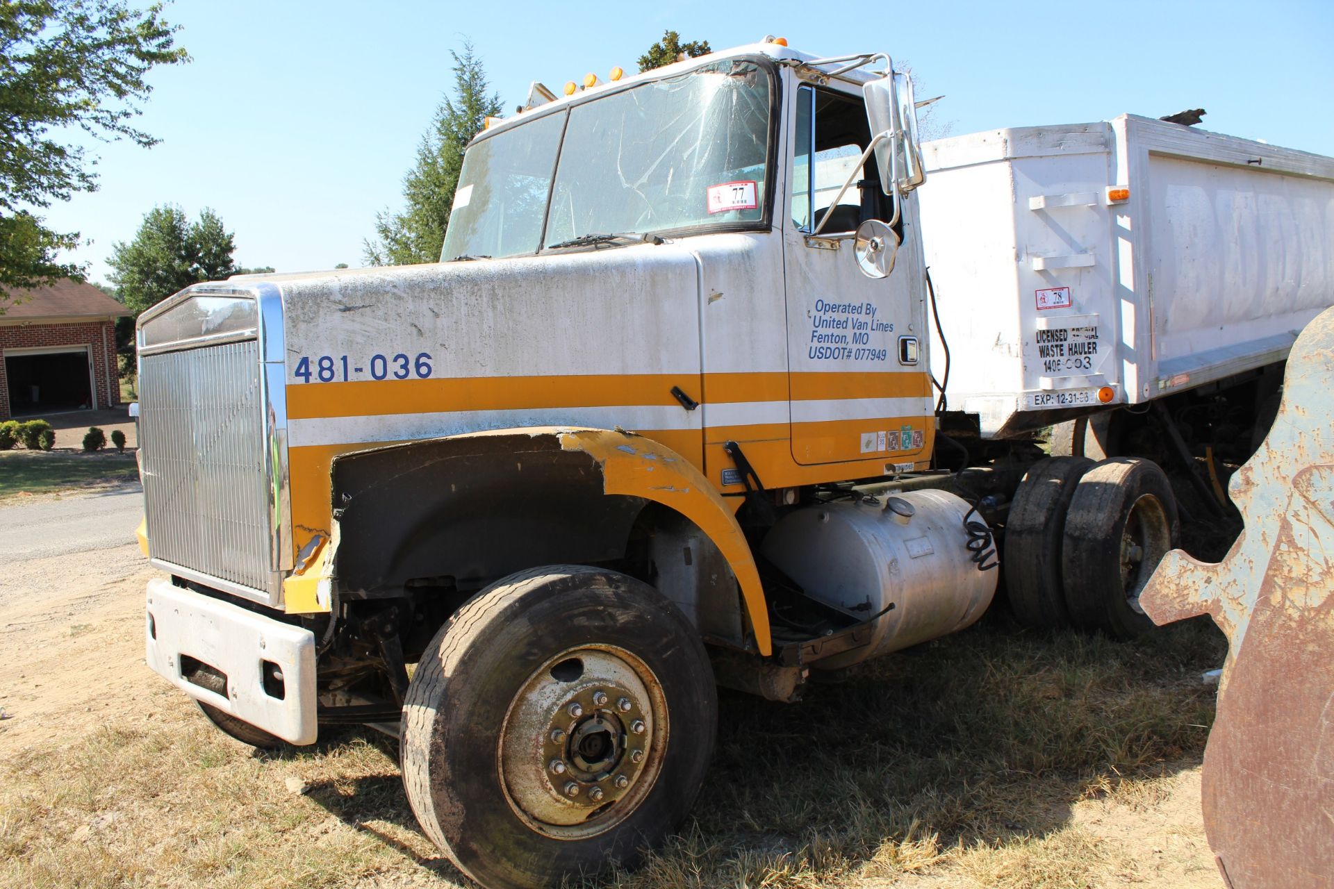 1989 Volvo Day Cab Road Tractor, Detroit 60 Series, 11.1 Liter Diesel, 10- Speed- Salvage