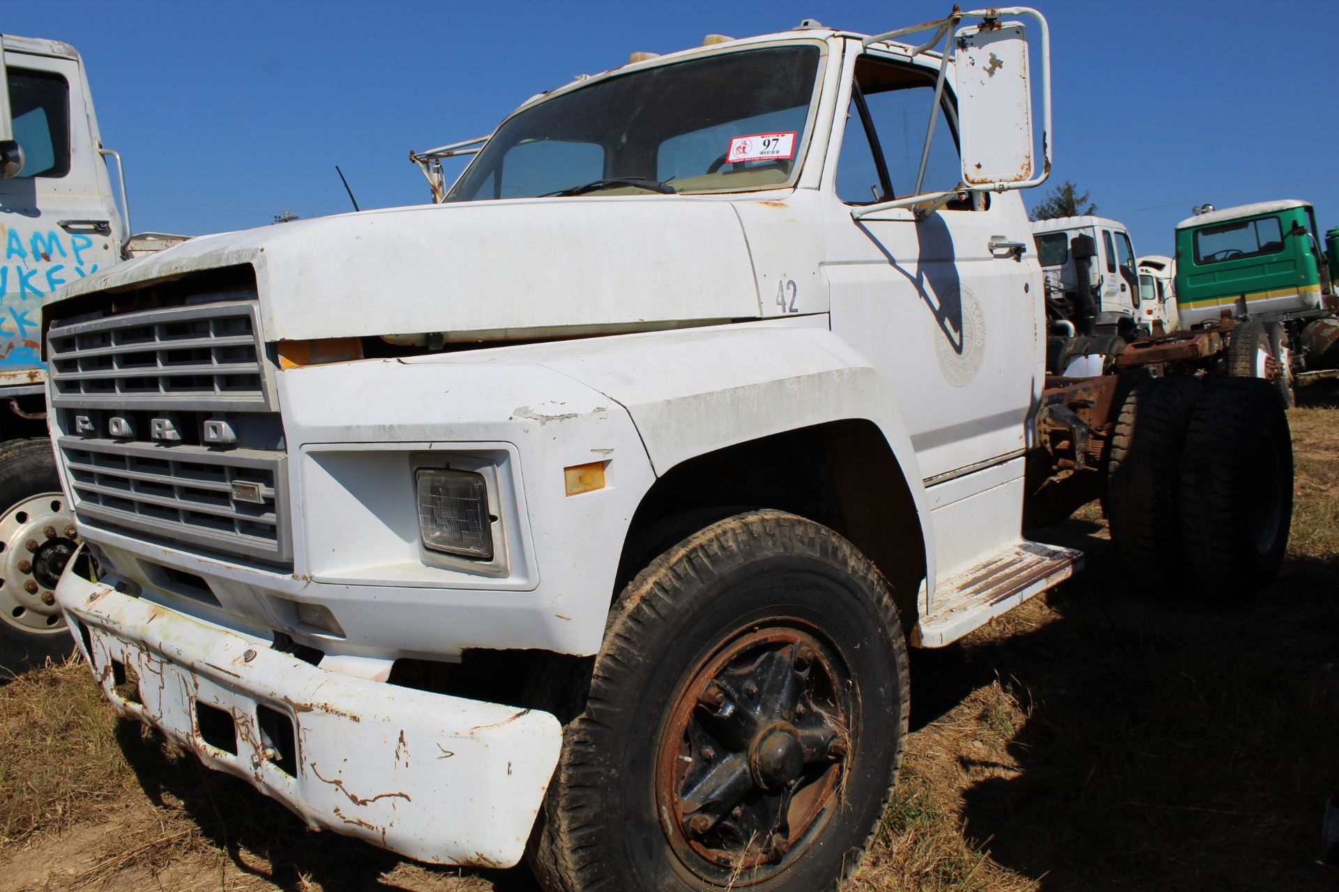 Ford F800 V8 Gas 5 x 2 Speed Single Axle Cab & Chassis - Parts Truck