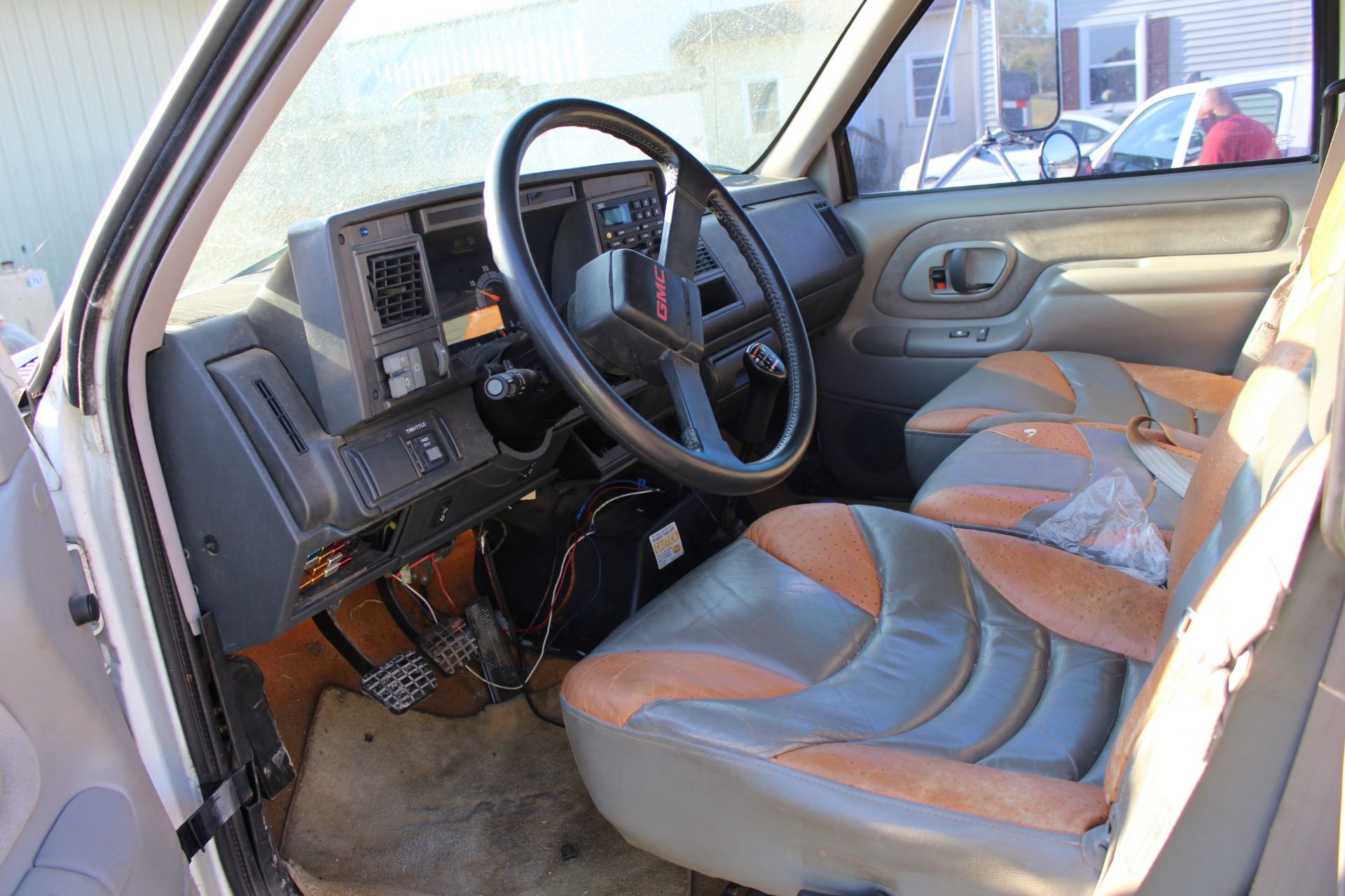 2001 GMC C6500 Crew Cab, 12' Flatbed, CAT 3126, 6 Plus Trans., Leather Interior w/ Ostrich Bolsters, - Image 3 of 3