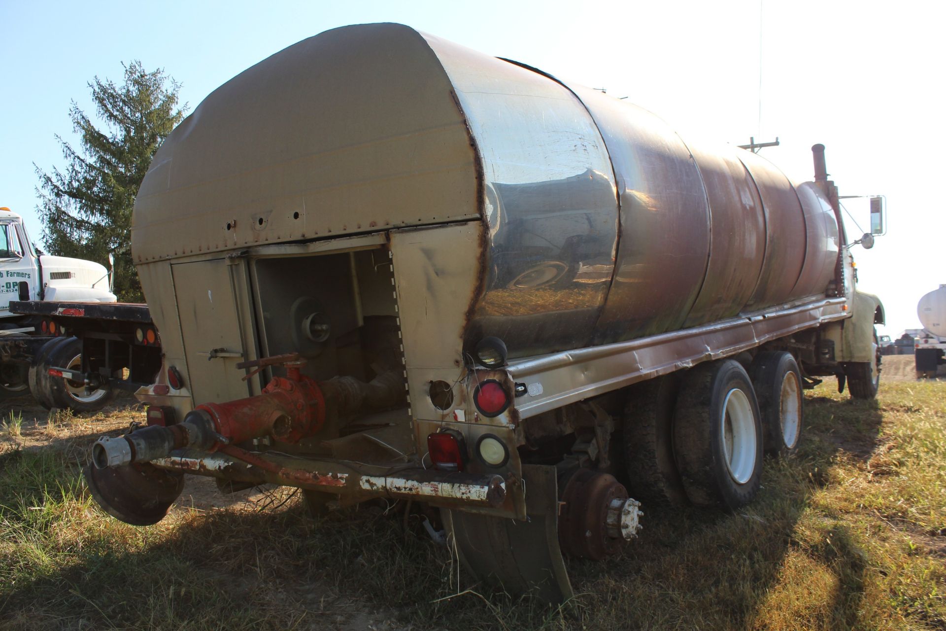 1990 International 8200 Water Tanker, Tri-Axle, Cummins 350 Big Cam, 9-Speed Trans.,Parts Truck - Image 2 of 2