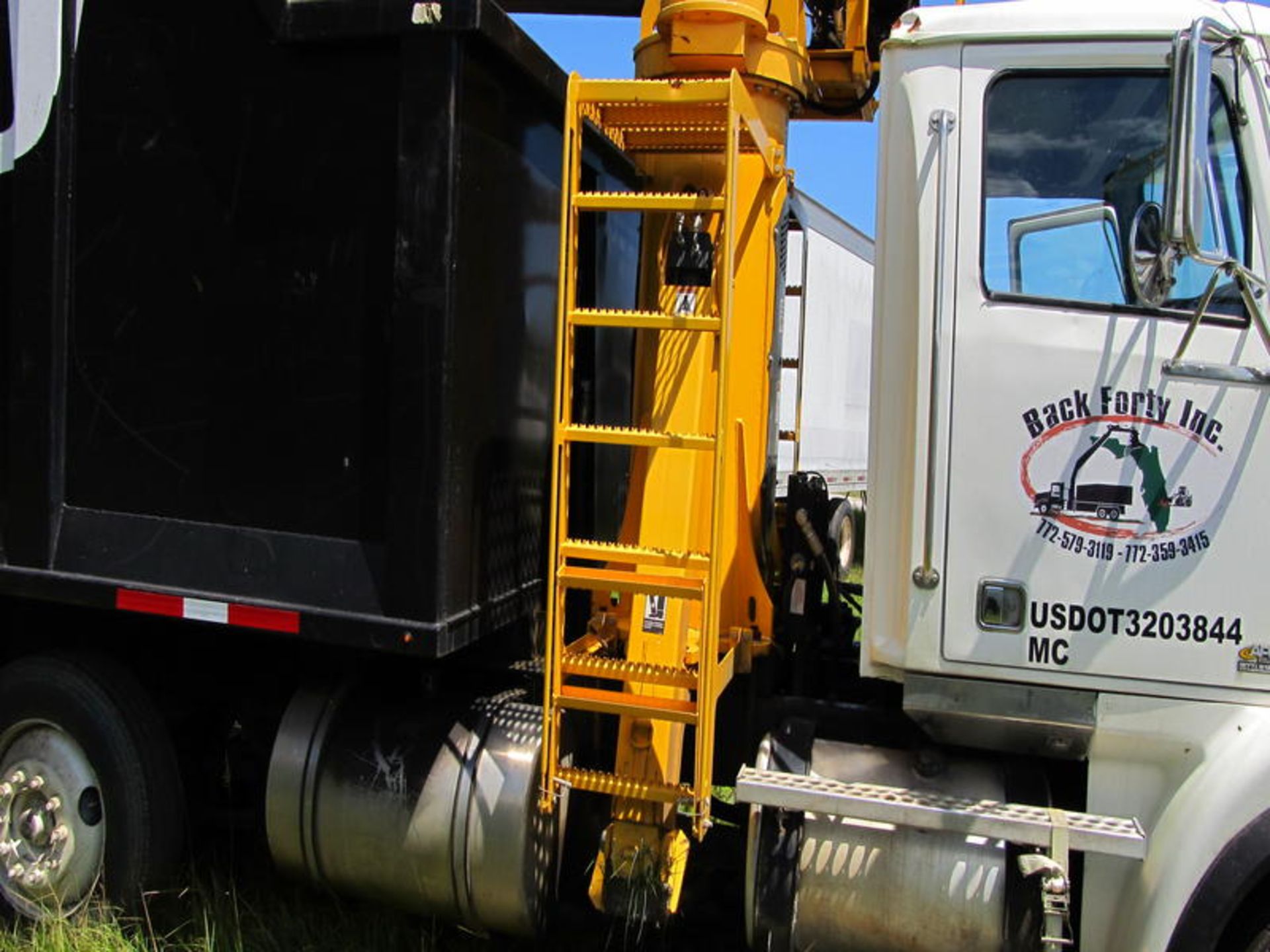 2001 Western Star 5800 Tri-Axle Grapple Truck - Image 5 of 14