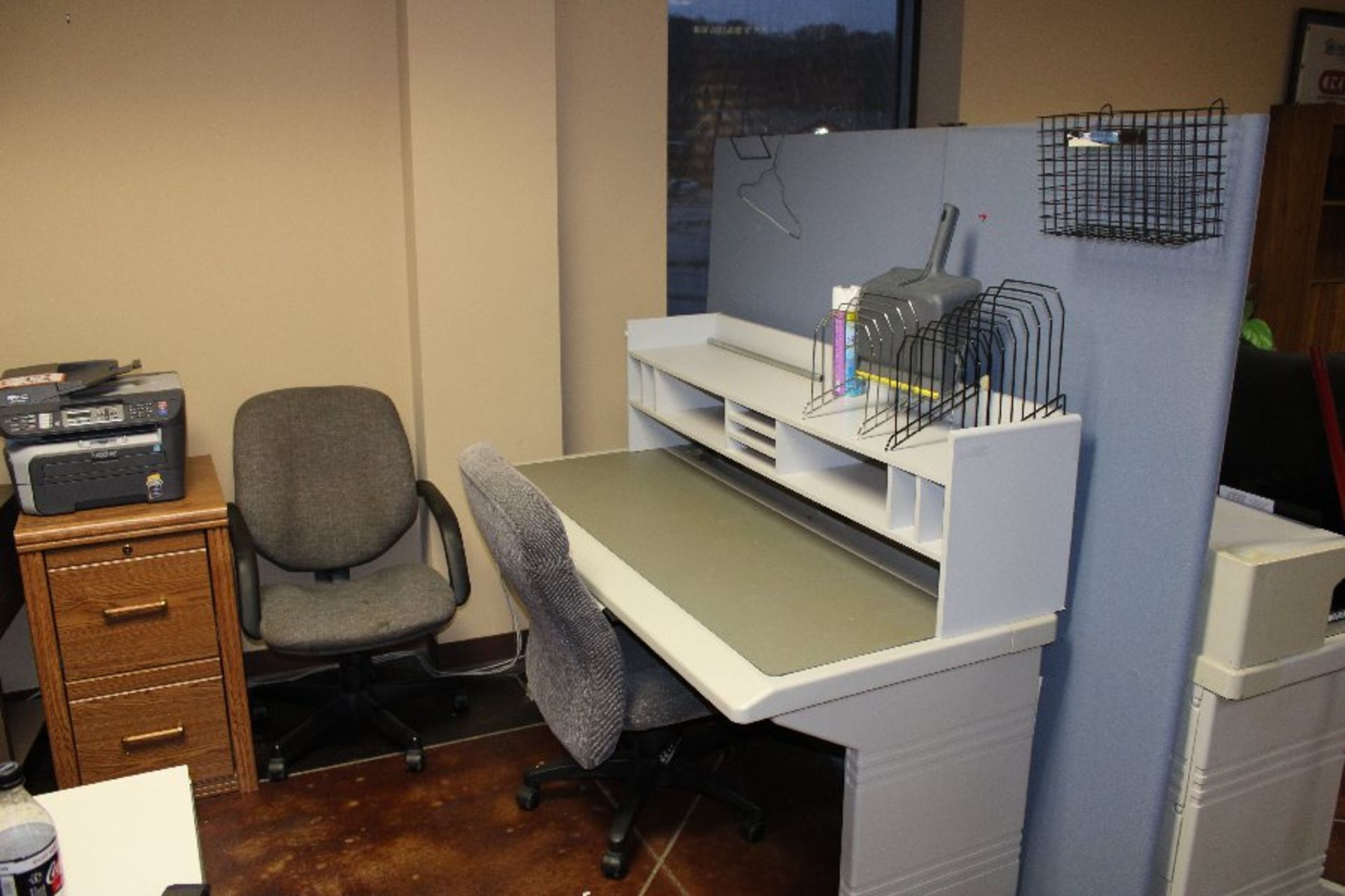 (4) Sections Office Cubicle Divider w/ Reception Area Cubicle w/ Rubbermaid Desk w/ Hutches, Pressed - Image 6 of 7