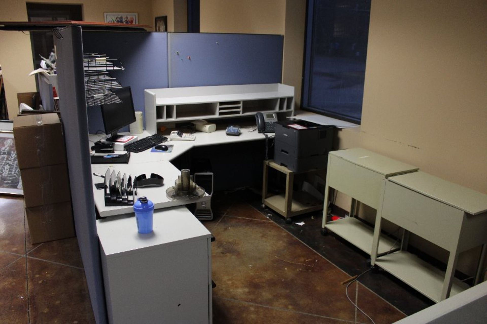 (4) Sections Office Cubicle Divider w/ Reception Area Cubicle w/ Rubbermaid Desk w/ Hutches, Pressed - Image 3 of 7