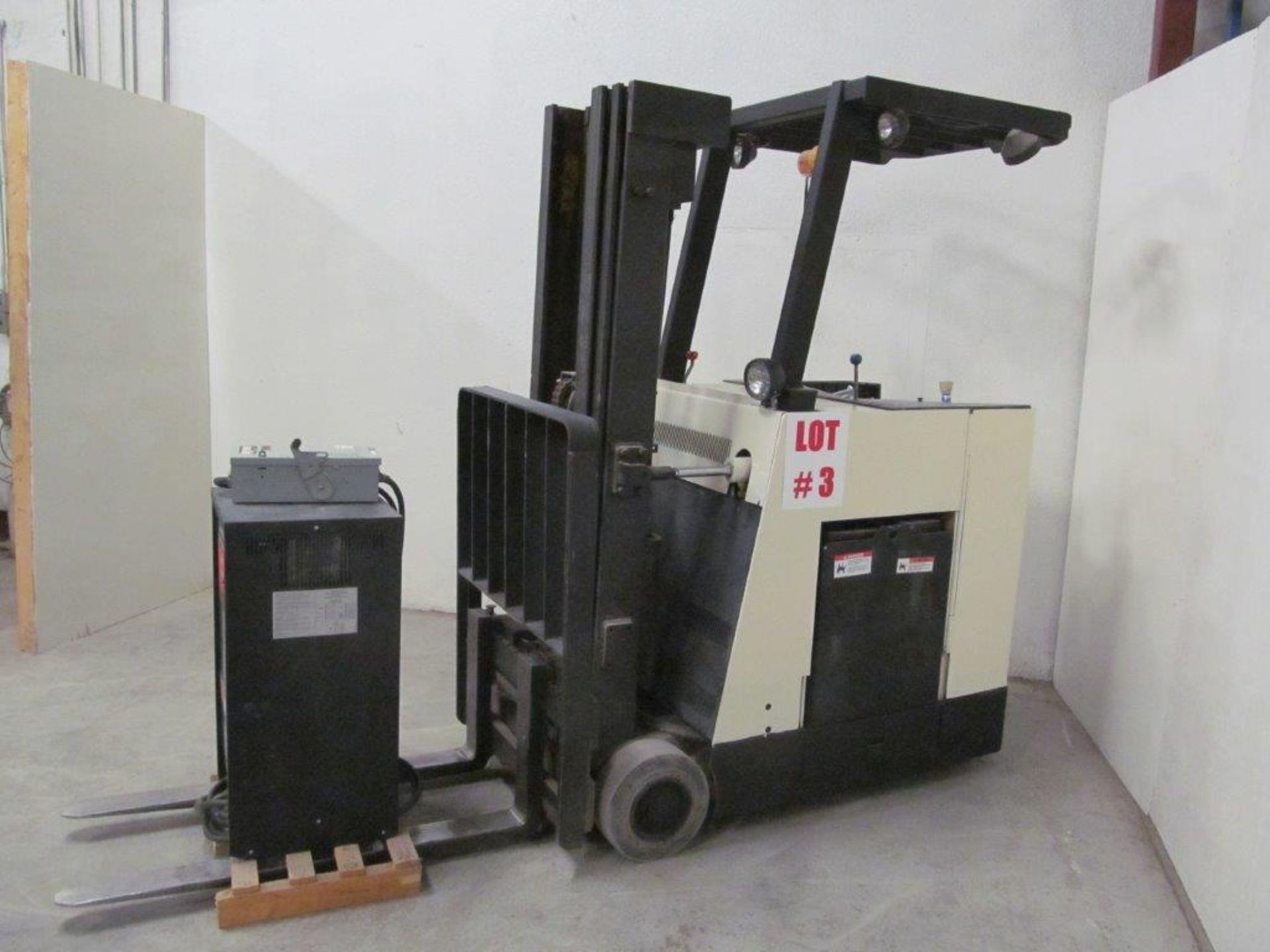 CROWN ELECTRIC FORKLIFT, MDL. 40RCTT-3, 36 V, TILT & SIDE SHIFT, CAP. 3,700 LB - EXCELLENT CONDITION - Image 2 of 9