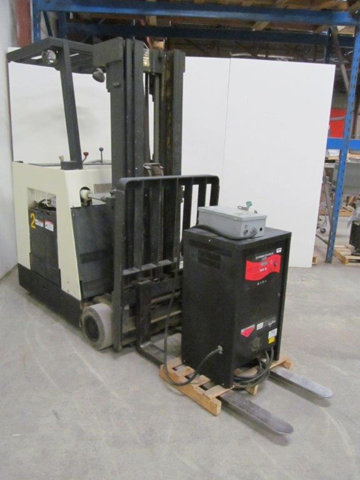 CROWN ELECTRIC FORKLIFT, MDL. 40RCTT-3, 36 V, TILT & SIDE SHIFT, CAP. 3,700 LB - EXCELLENT CONDITION - Image 3 of 9