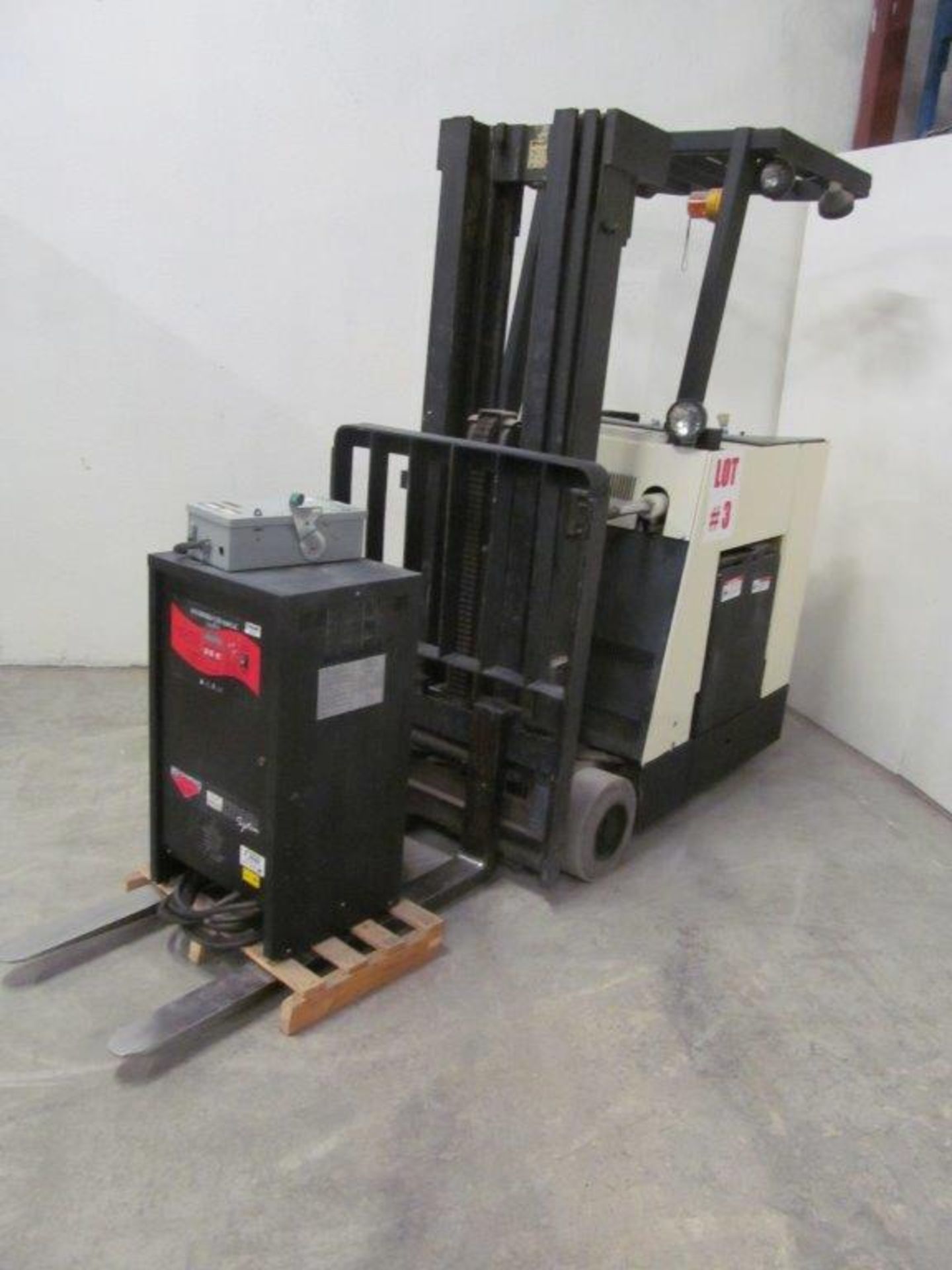 CROWN ELECTRIC FORKLIFT, MDL. 40RCTT-3, 36 V, TILT & SIDE SHIFT, CAP. 3,700 LB - EXCELLENT CONDITION