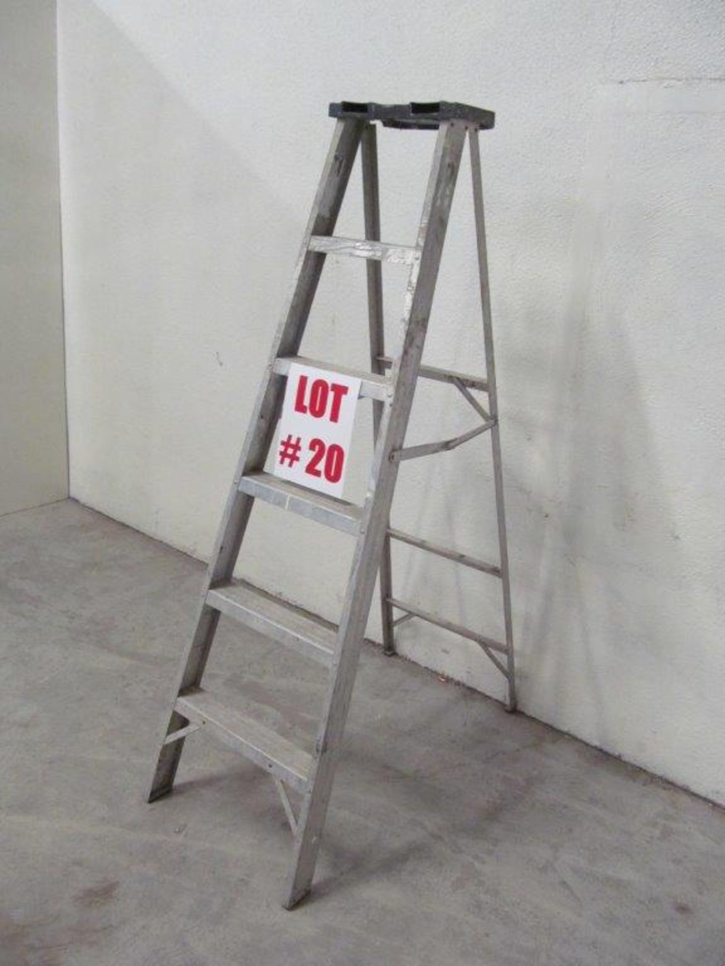 ALUMINUM STEP LADDER, 6 FT HIGH