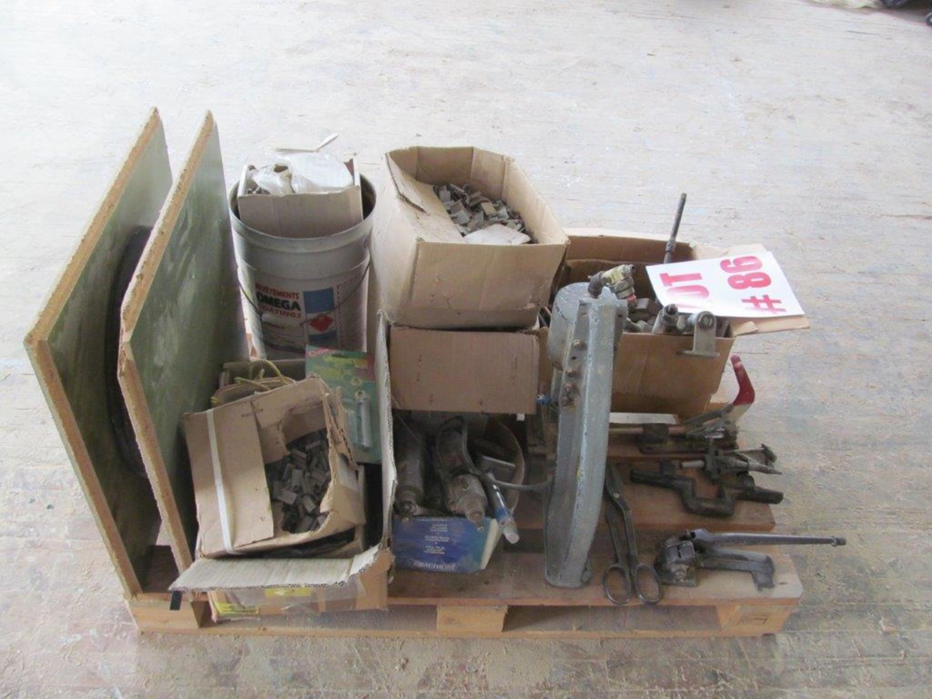 ASSORTED ITEMS ON SKID INCLUDING STRAPPING MACHINE, C/W 1/2'' - 5/8'' - 3/4'' CLIPS, BIMBA AIR - Image 4 of 5