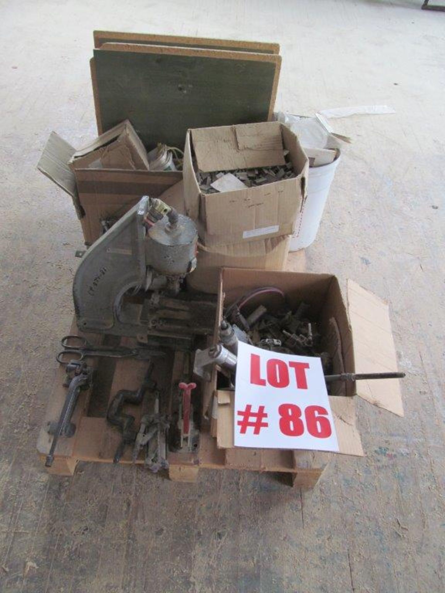 ASSORTED ITEMS ON SKID INCLUDING STRAPPING MACHINE, C/W 1/2'' - 5/8'' - 3/4'' CLIPS, BIMBA AIR