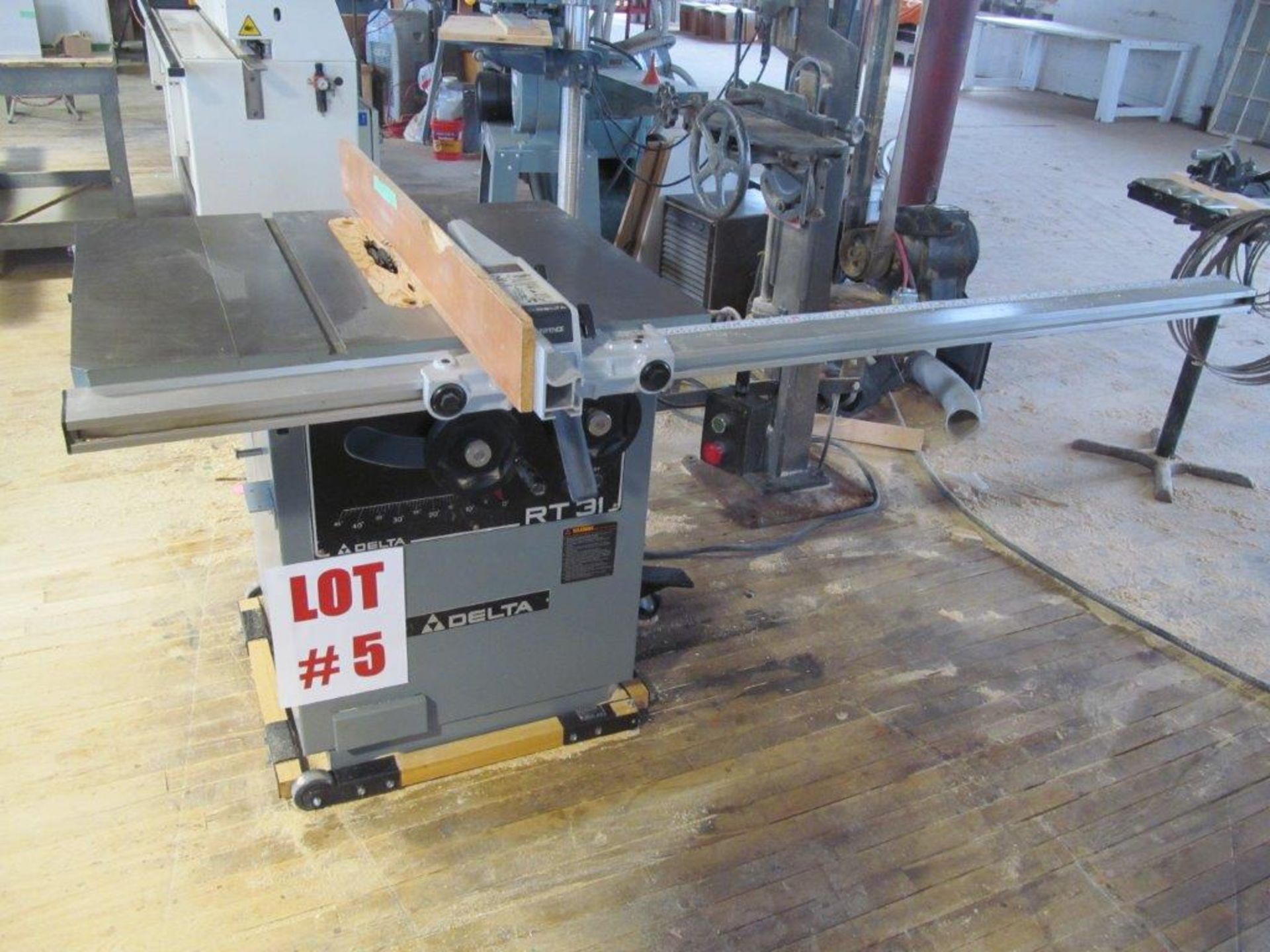 DELTA TABLE SAW MODEL RT31, 10'' BLADE, C/W SCORING, 575V/3PH/60C