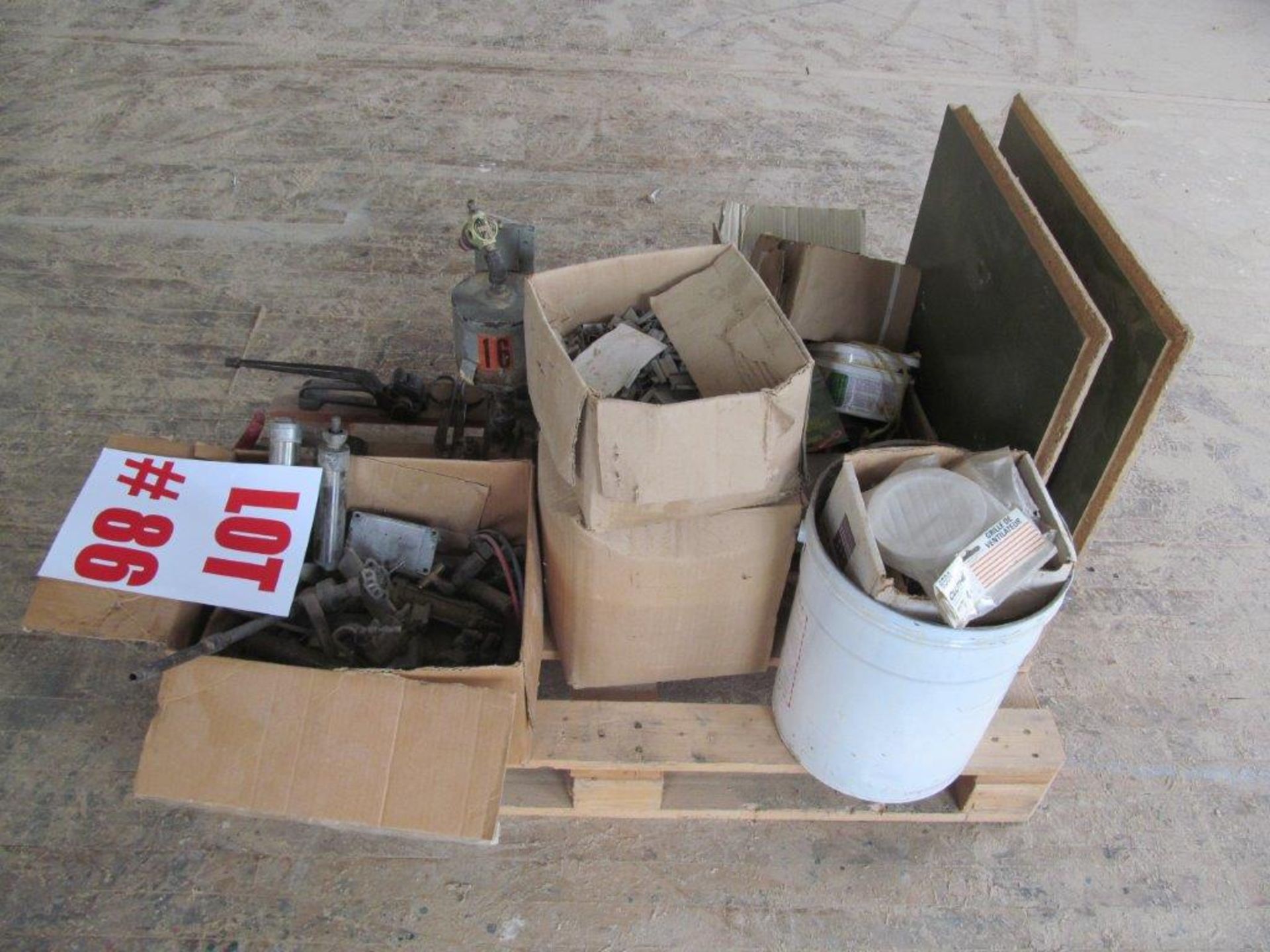 ASSORTED ITEMS ON SKID INCLUDING STRAPPING MACHINE, C/W 1/2'' - 5/8'' - 3/4'' CLIPS, BIMBA AIR - Image 2 of 5