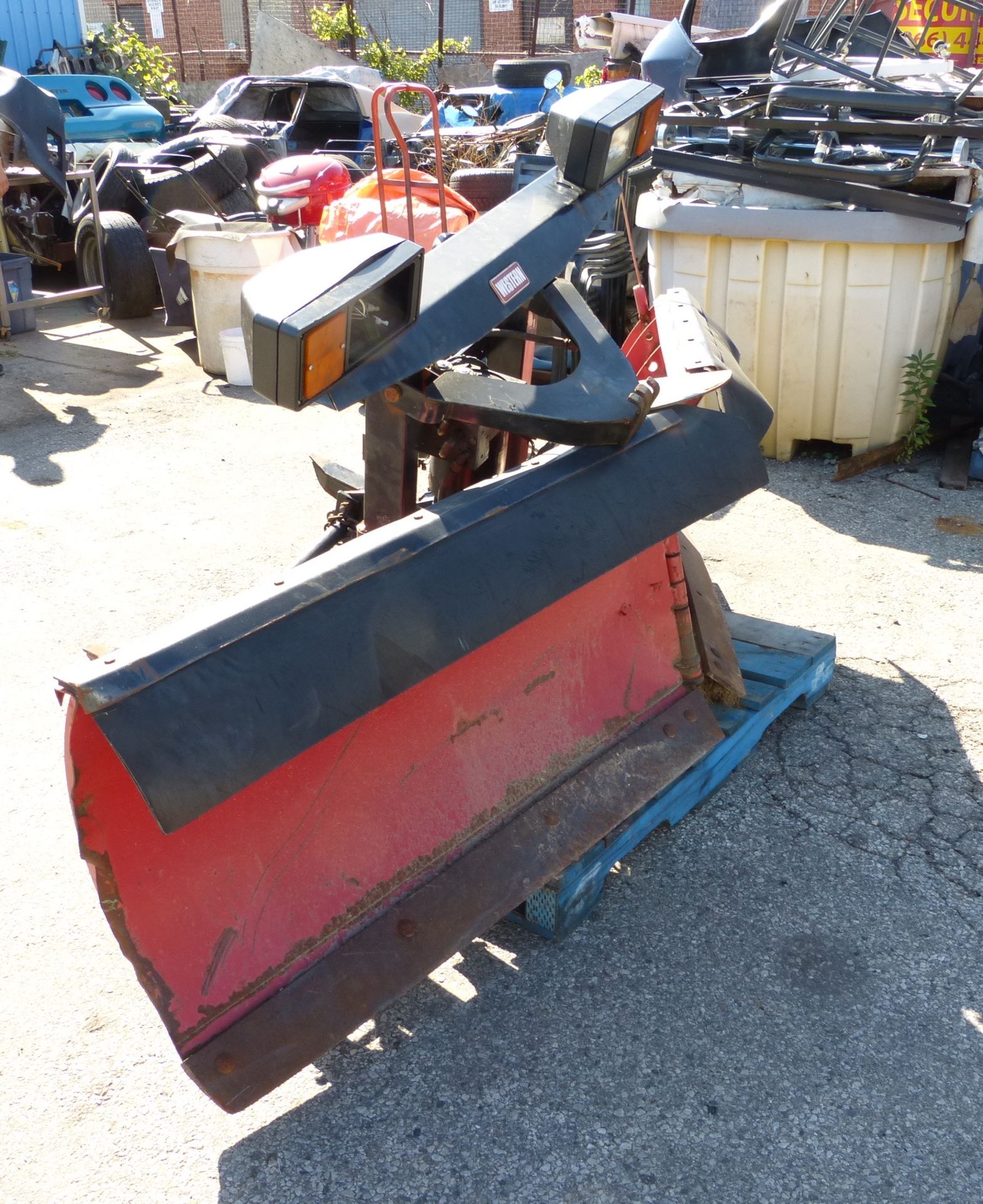 WESTERN V-BLADE SNOW PLOW, 8.5 FT, MODEL MVP, MULTI MOUNT, 11 PIN - LOCATION: TORONTO, ONTARIO - Image 2 of 8