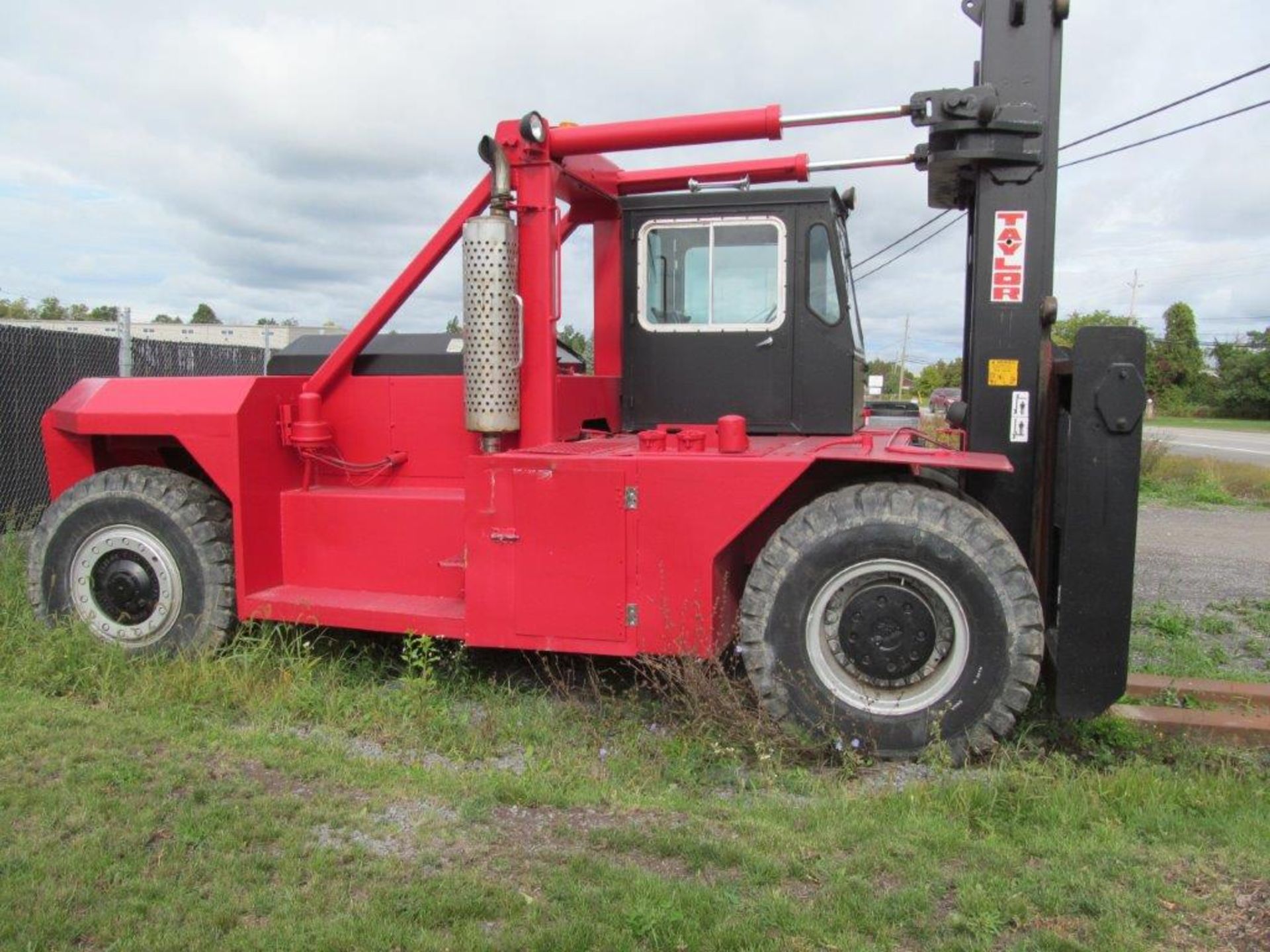 TAYLOR FORKLIFT, DIESEL, OUTDOOR, MODEL TY520M, CAPACITY 52,000LBS - Image 4 of 5