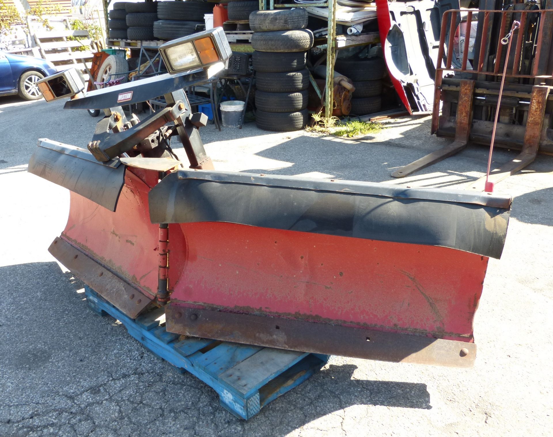 WESTERN V-BLADE SNOW PLOW, 8.5 FT, MODEL MVP, MULTI MOUNT, 11 PIN - LOCATION: TORONTO, ONTARIO