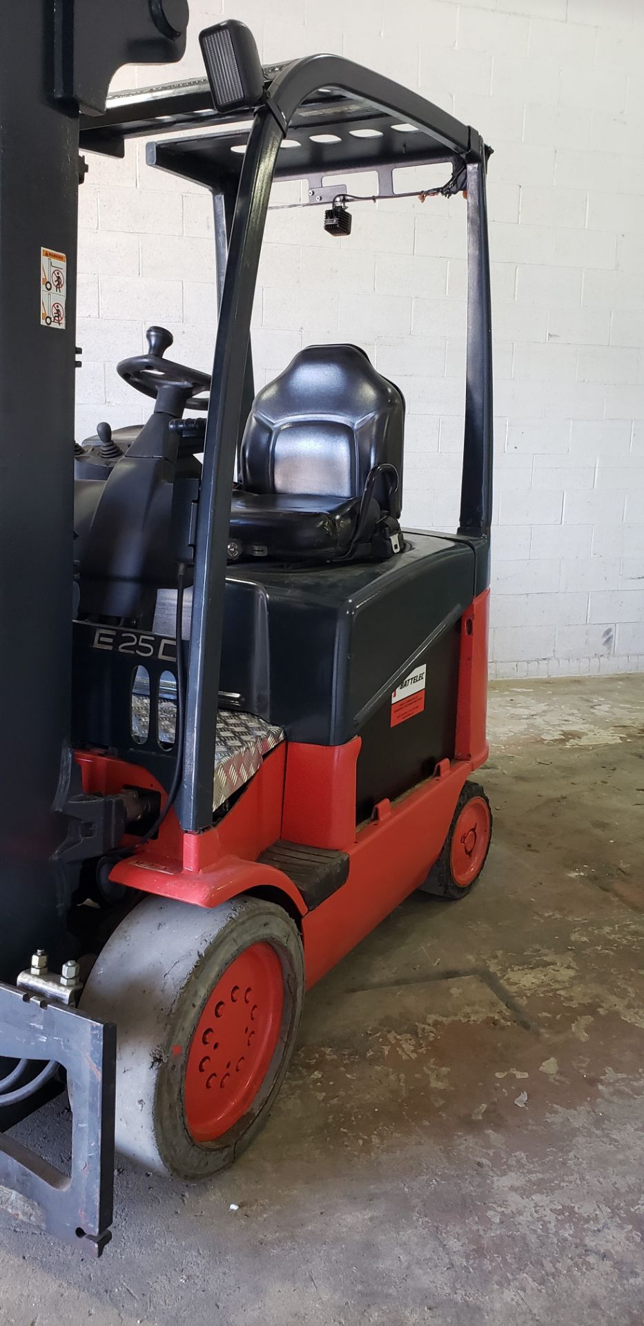 LINDE ELECTRIC FORKLIFT, YEAR 2000, 5500 LB, C/W CHARGER - Location : Boisbriand , Quebec (Canada) - Image 4 of 5