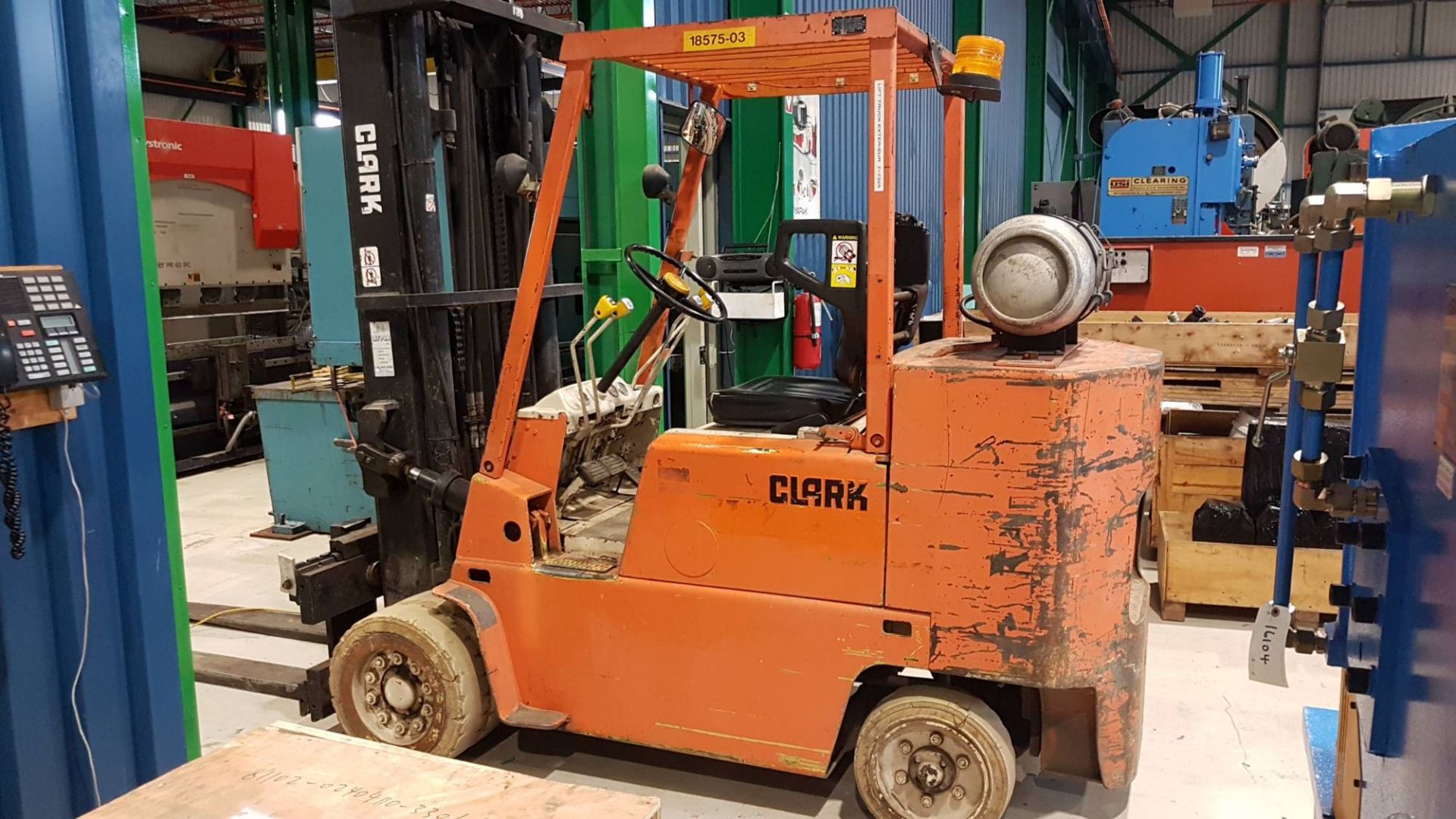 CLARK FORKLIFT, MODEL C500 S100, S/N 685-0201-ROP, 8375 LBS CAP - LOCATION MONTREAL, QUEBEC (CANADA) - Image 8 of 11