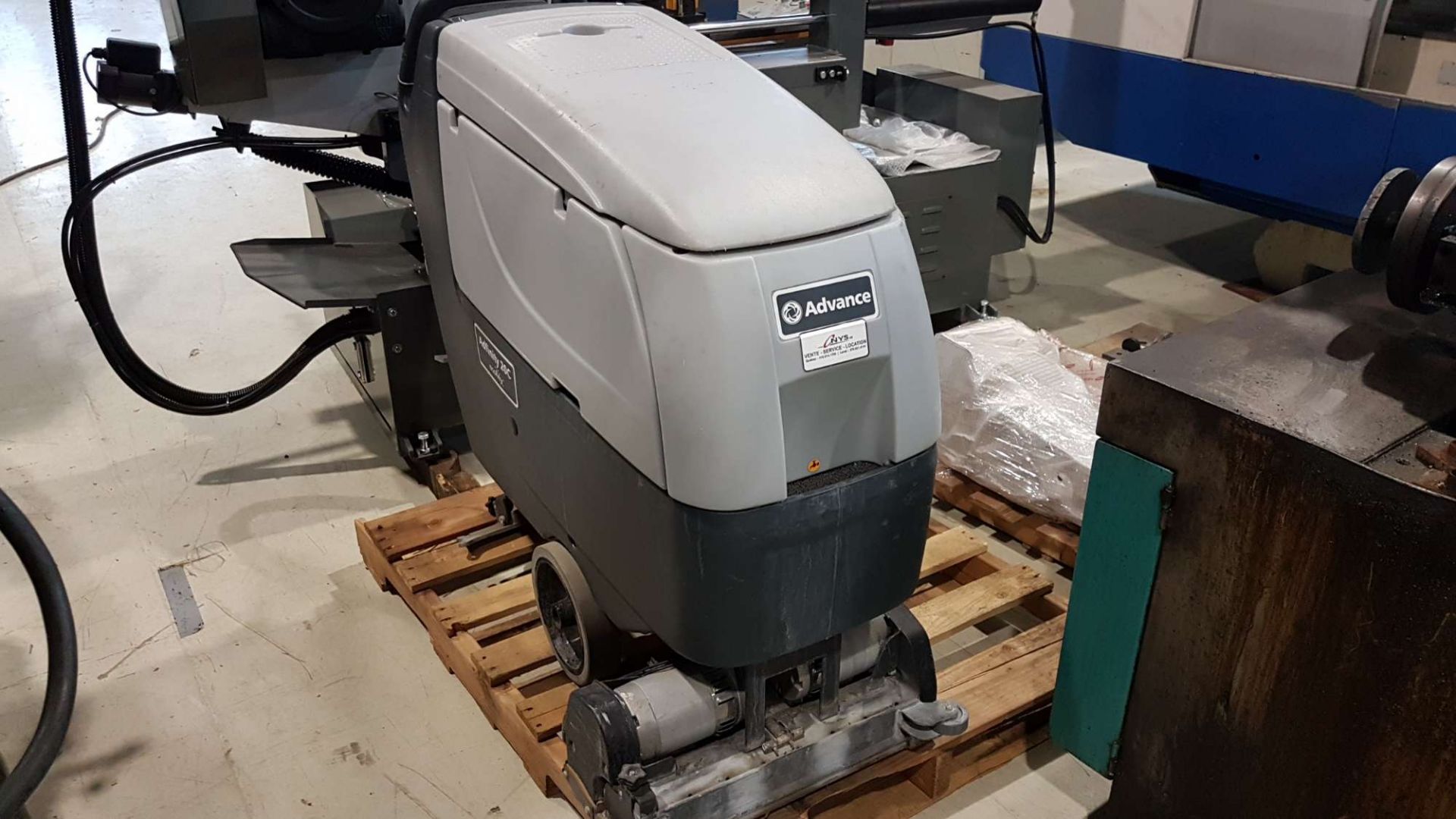 ADVANCE SCRUBBER-DRYER, MODEL ADFINITY 20C, S/N 3510161802268 - LOCATION MONTREAL, QUEBEC (CANADA) - Image 4 of 6